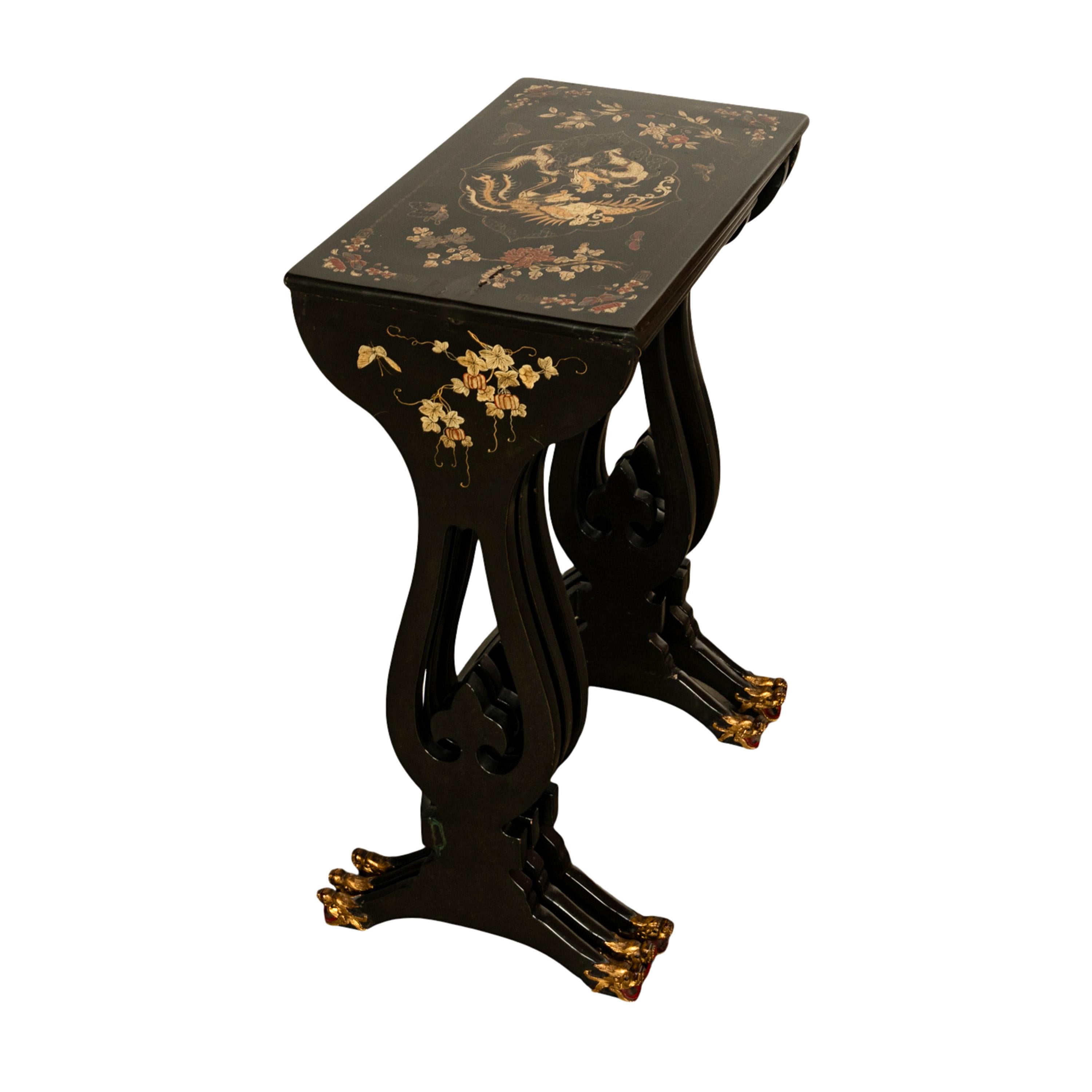 Bronze Ensemble ancien de 3 tables d'exportation chinoise en laque dorée à pieds de dragon 1890 en vente