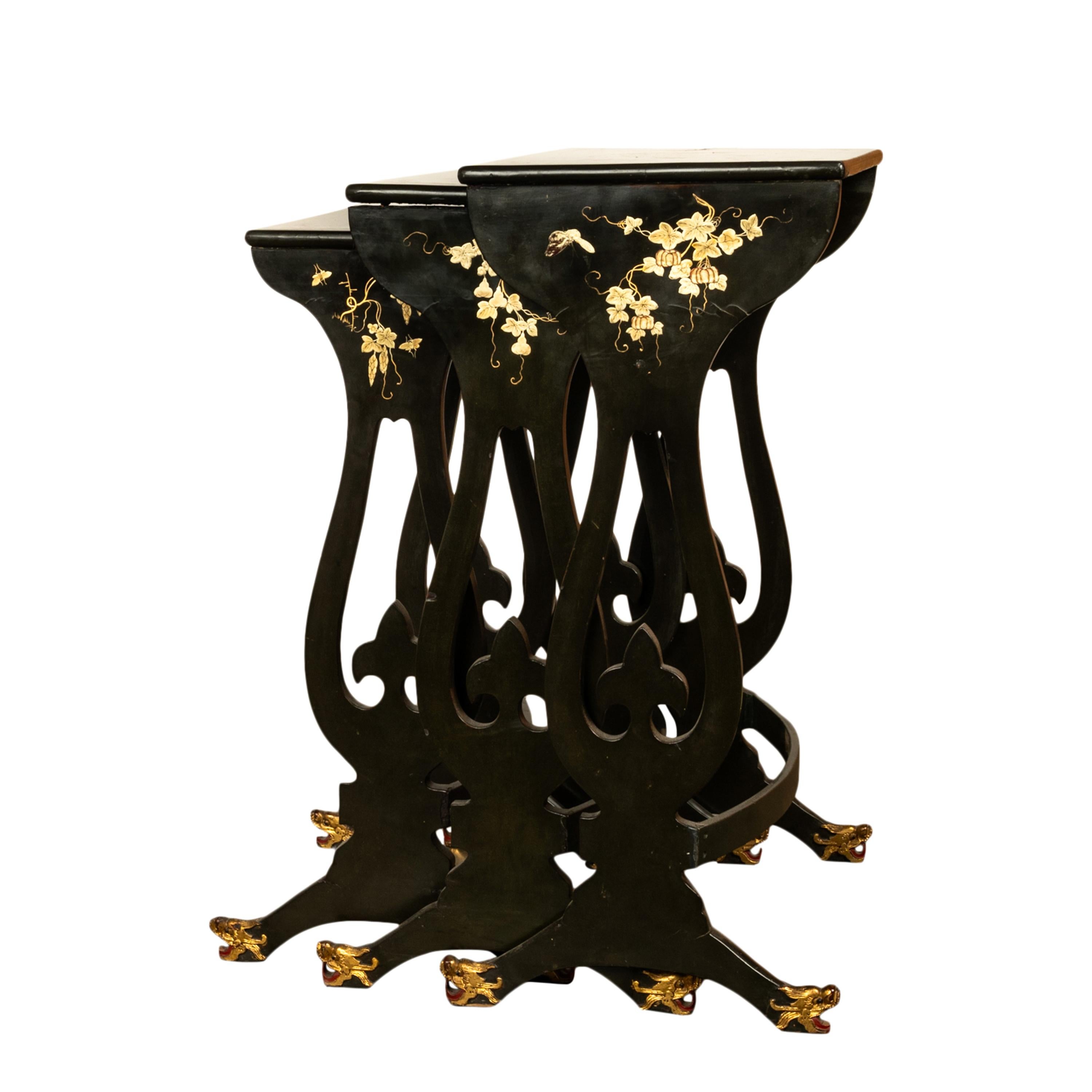 Ensemble ancien de 3 tables d'exportation chinoise en laque dorée à pieds de dragon 1890 en vente 1