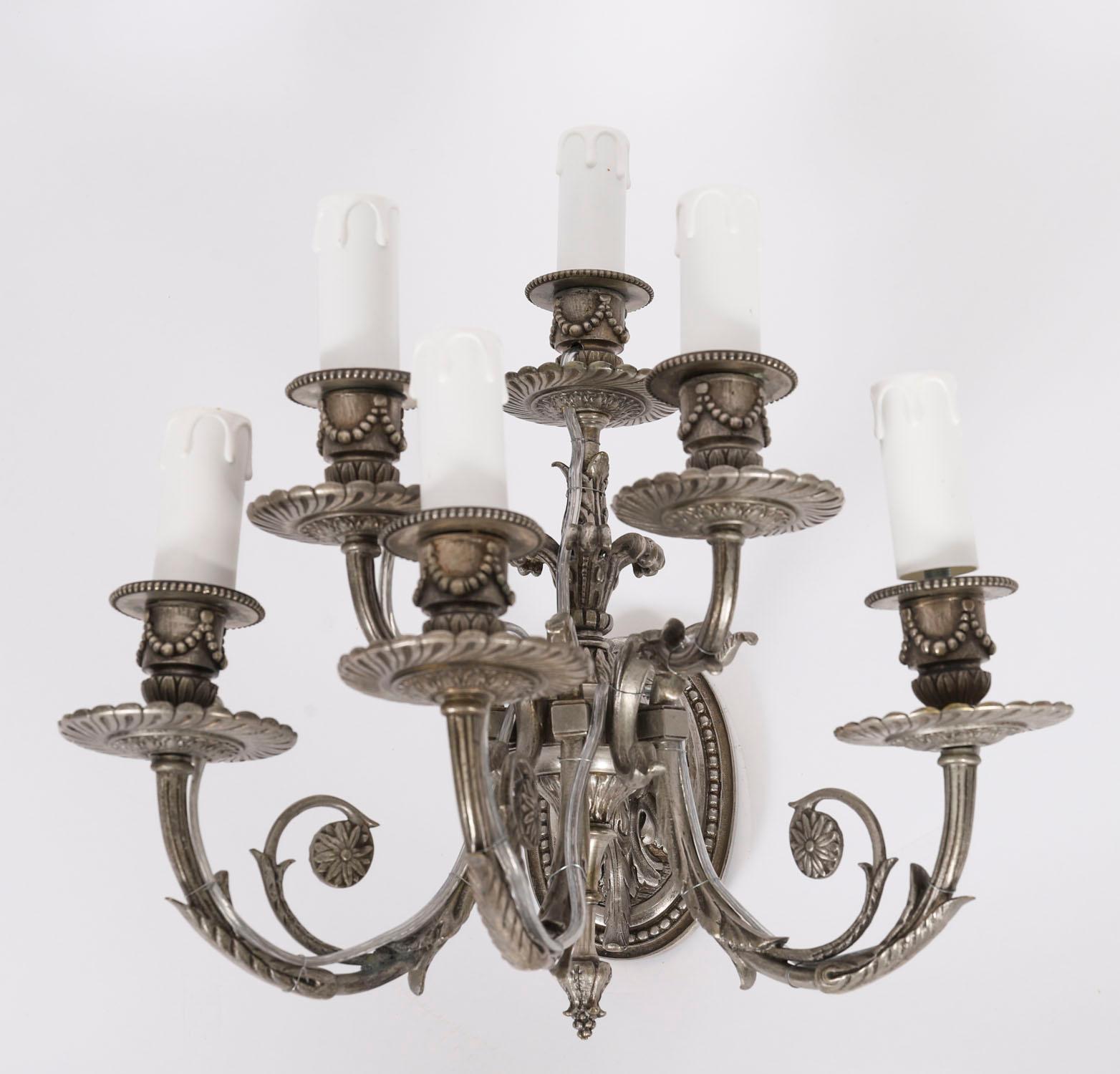 Antico set di 4 lampade da parete a sei rami Luigi VI Revival placcate in argento XX secolo in vendita 4