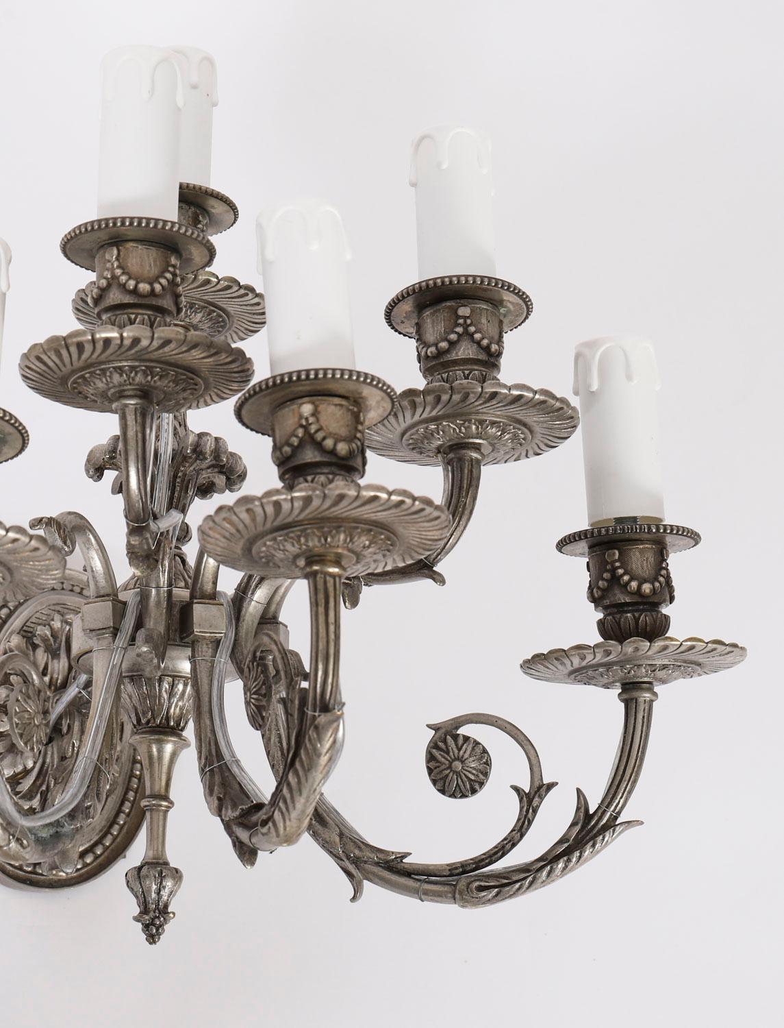 Antico set di 4 lampade da parete a sei rami Luigi VI Revival placcate in argento XX secolo in vendita 5