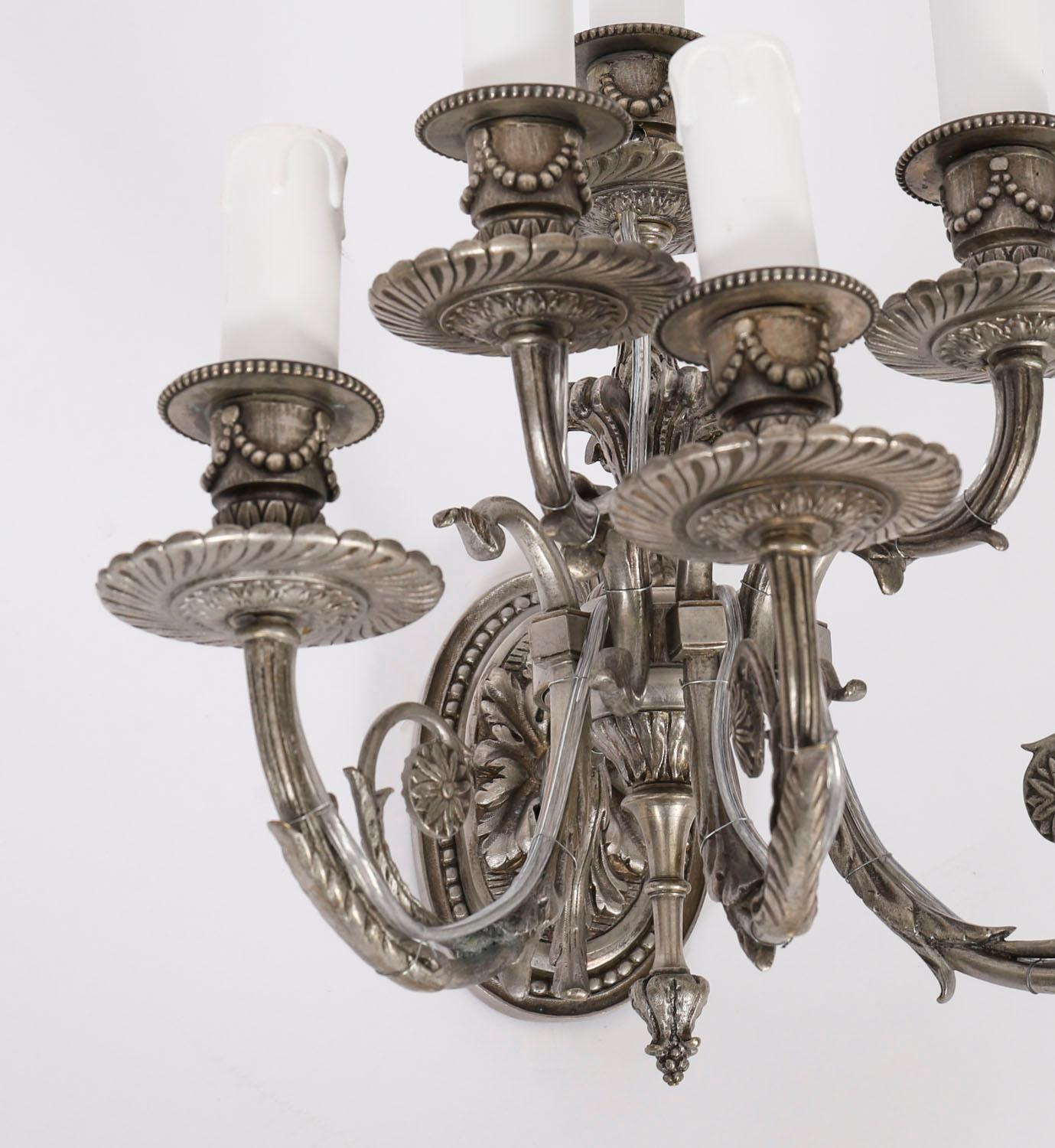 Antico set di 4 lampade da parete a sei rami Luigi VI Revival placcate in argento XX secolo in vendita 6