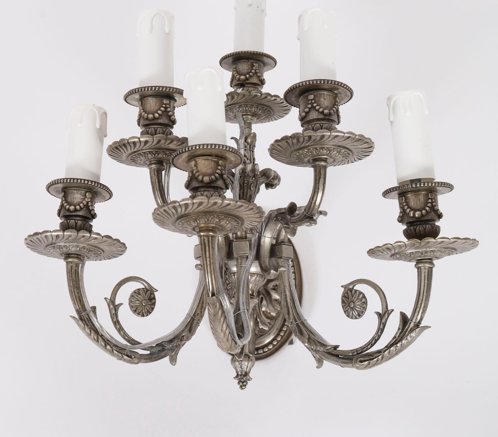 Antico set di 4 lampade da parete a sei rami Luigi VI Revival placcate in argento XX secolo in vendita 7