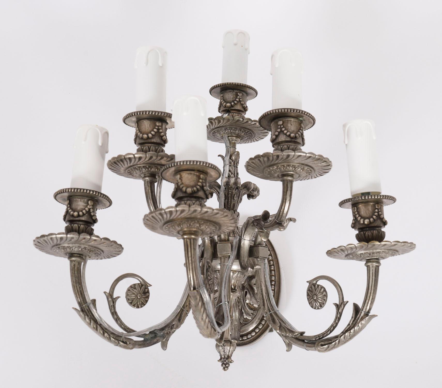 Antico set di 4 lampade da parete a sei rami Luigi VI Revival placcate in argento XX secolo in vendita 8