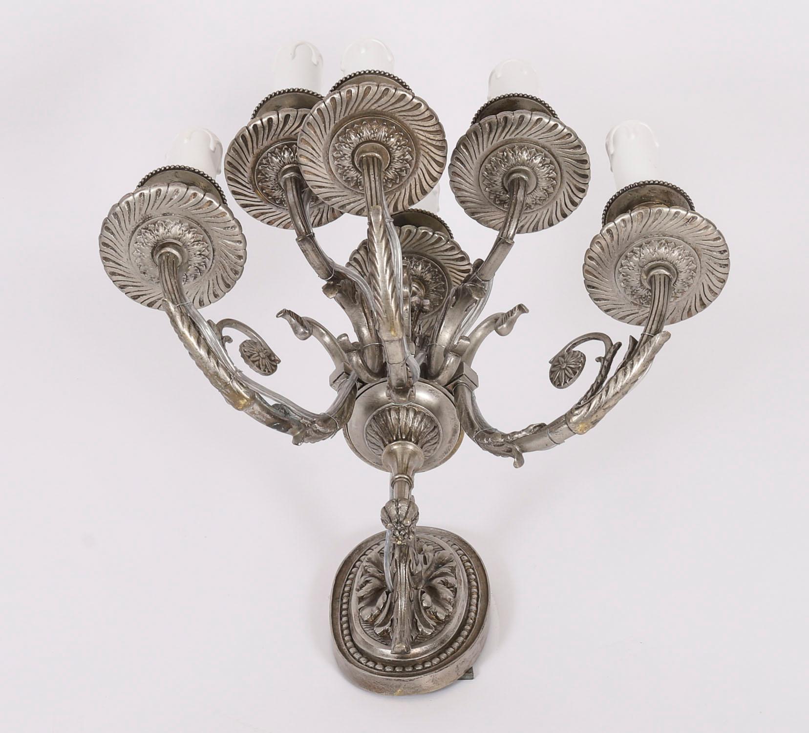 Antico set di 4 lampade da parete a sei rami Luigi VI Revival placcate in argento XX secolo in vendita 9