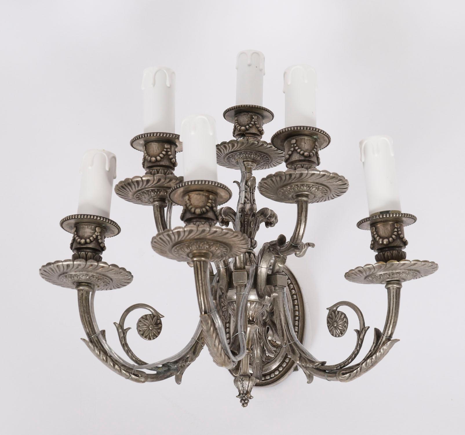 Luigi XVI Antico set di 4 lampade da parete a sei rami Luigi VI Revival placcate in argento XX secolo in vendita