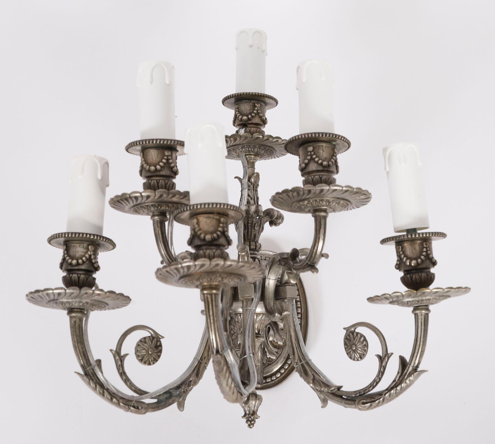 Francese Antico set di 4 lampade da parete a sei rami Luigi VI Revival placcate in argento XX secolo in vendita