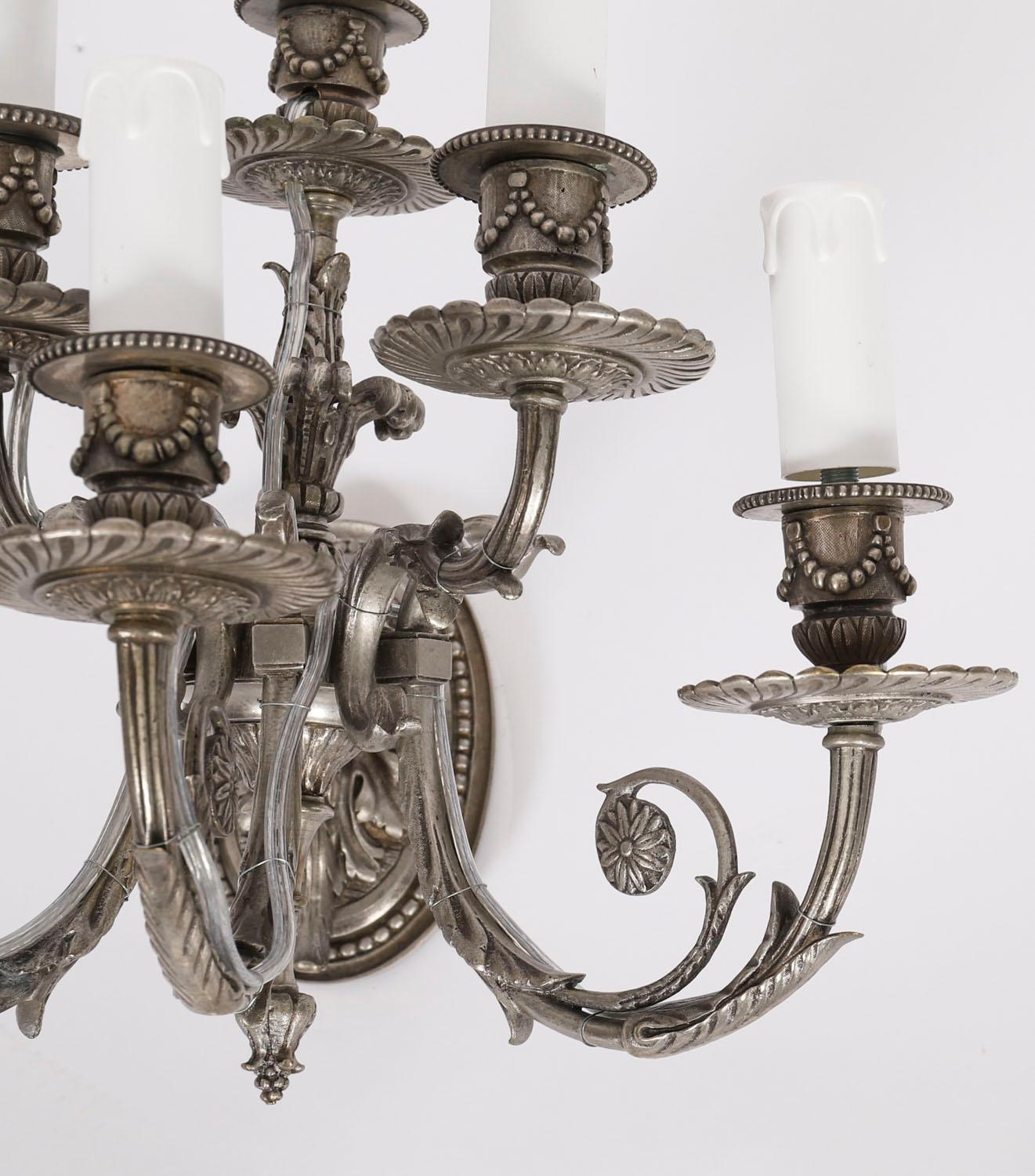 Antico set di 4 lampade da parete a sei rami Luigi VI Revival placcate in argento XX secolo In condizioni buone in vendita a London, GB
