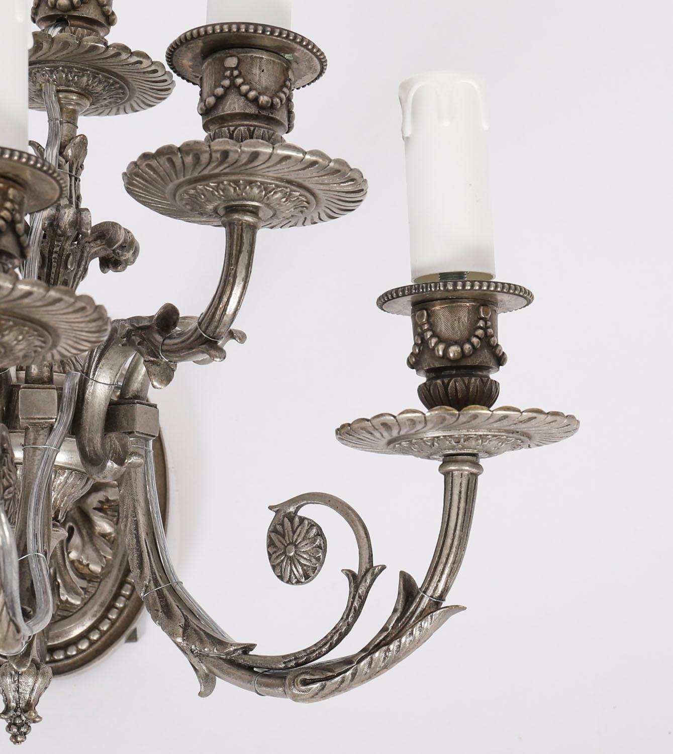 Placcato argento Antico set di 4 lampade da parete a sei rami Luigi VI Revival placcate in argento XX secolo in vendita