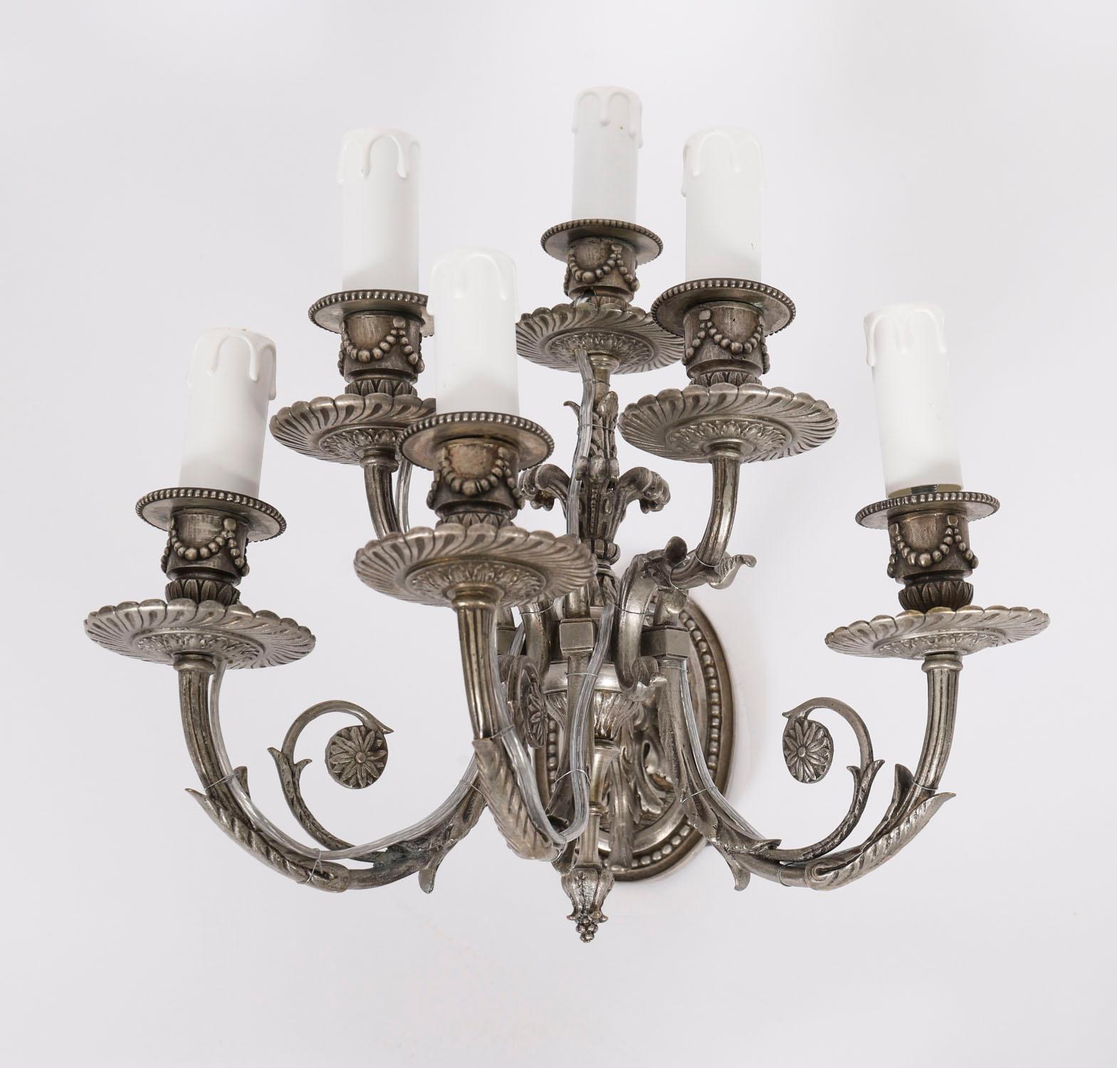 Antico set di 4 lampade da parete a sei rami Luigi VI Revival placcate in argento XX secolo in vendita 2