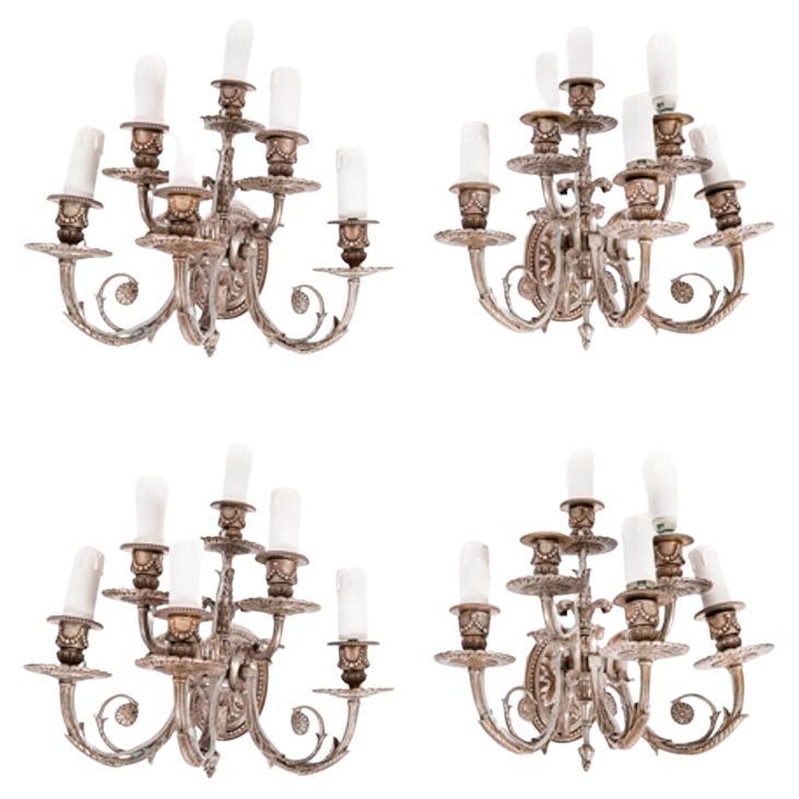 Antico set di 4 lampade da parete a sei rami Luigi VI Revival placcate in argento XX secolo in vendita