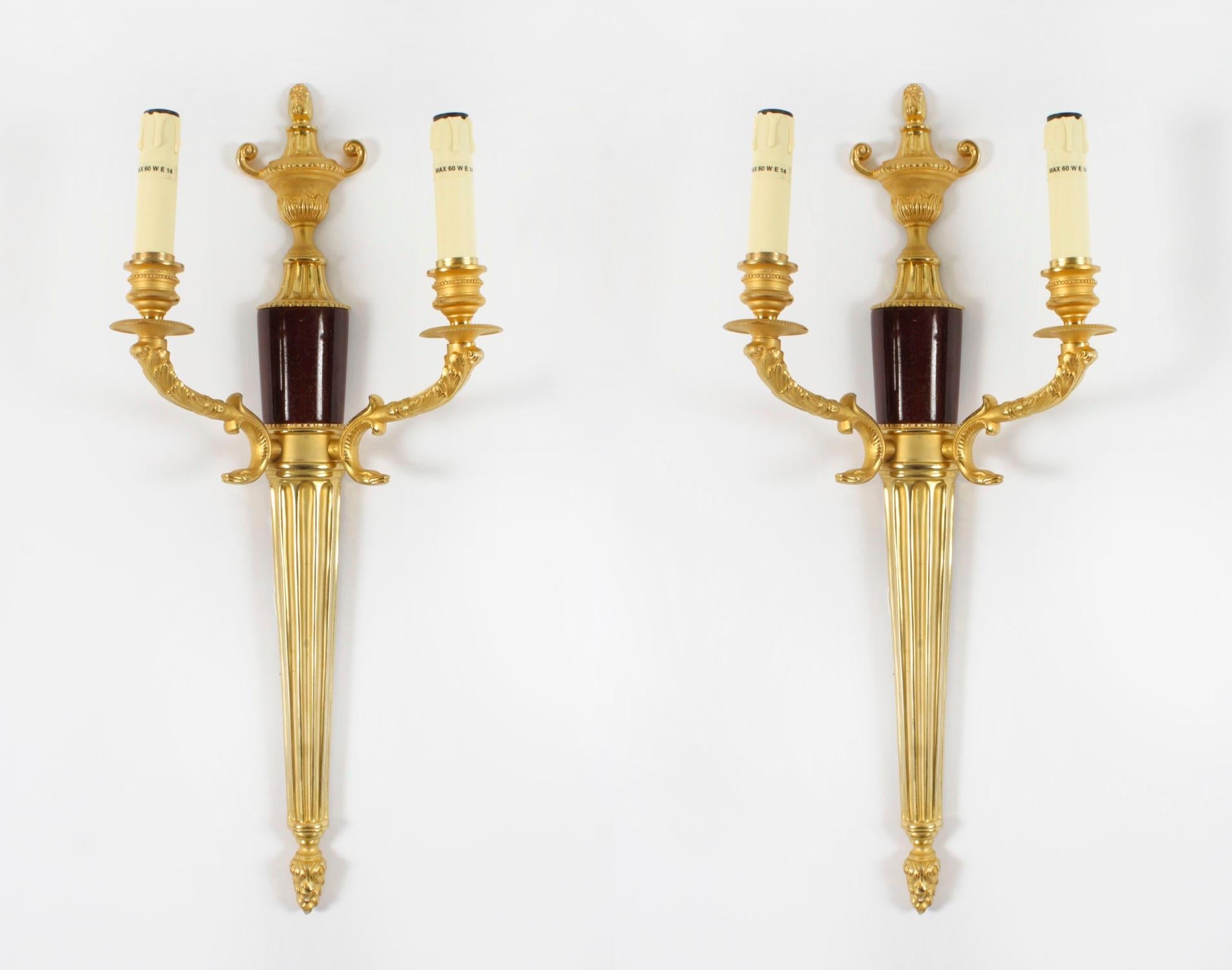 Luigi XVI Antico set di 4 lampade da parete a rami gemelli in marmo rosso venato e ormolu, XX secolo in vendita