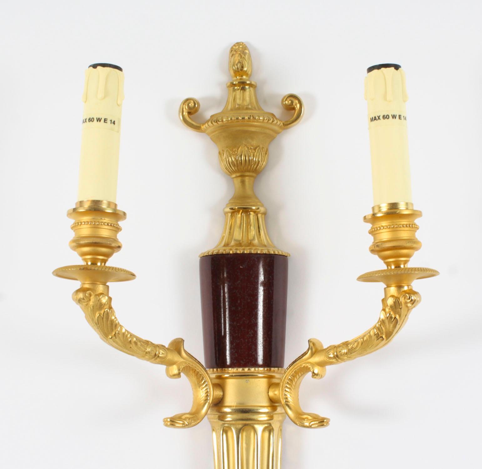 Antico set di 4 lampade da parete a rami gemelli in marmo rosso venato e ormolu, XX secolo in vendita 1