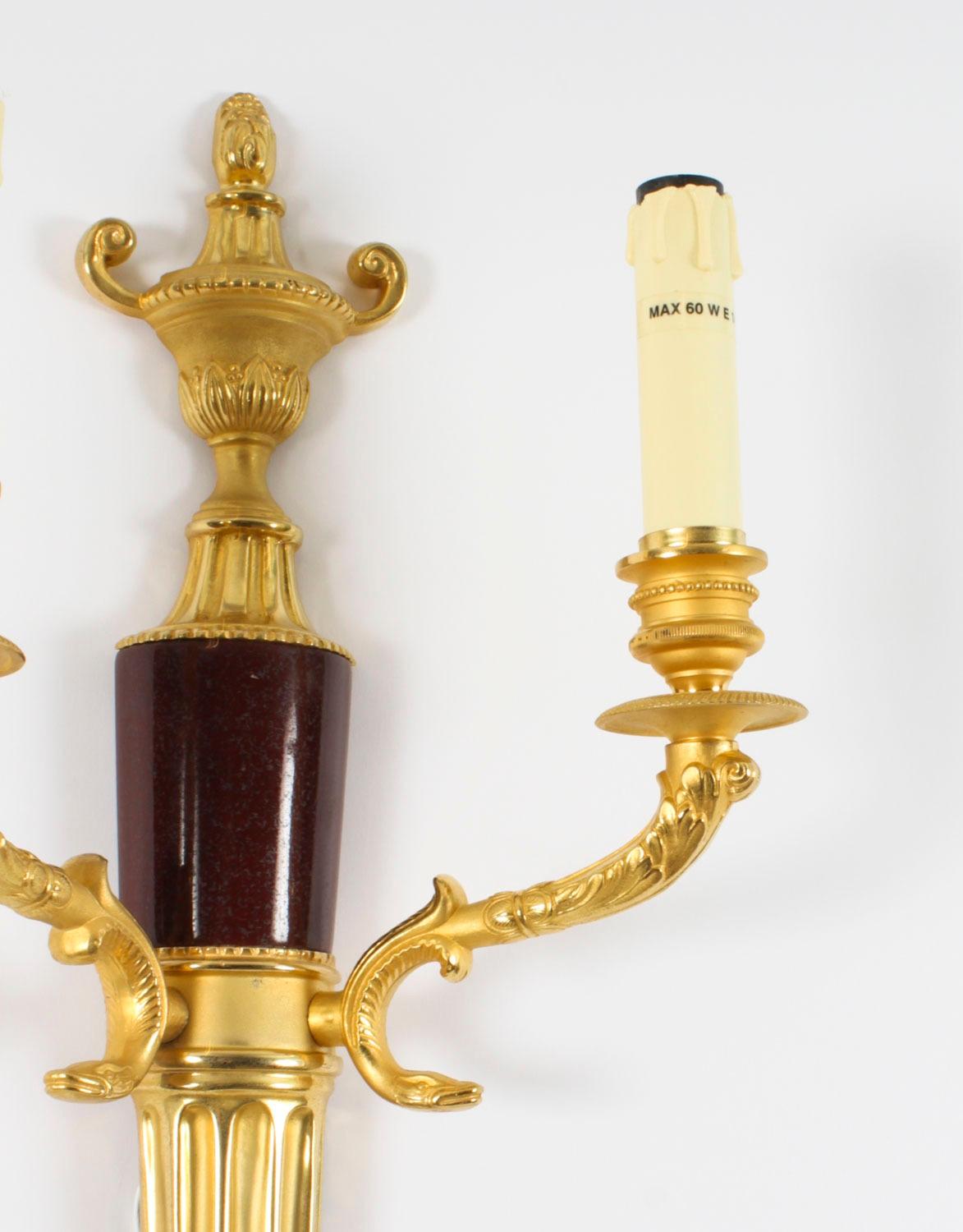 Antico set di 4 lampade da parete a rami gemelli in marmo rosso venato e ormolu, XX secolo in vendita 3