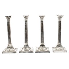 Antiguo juego de 4 candelabros plateados de Walker & Hall S. XIX