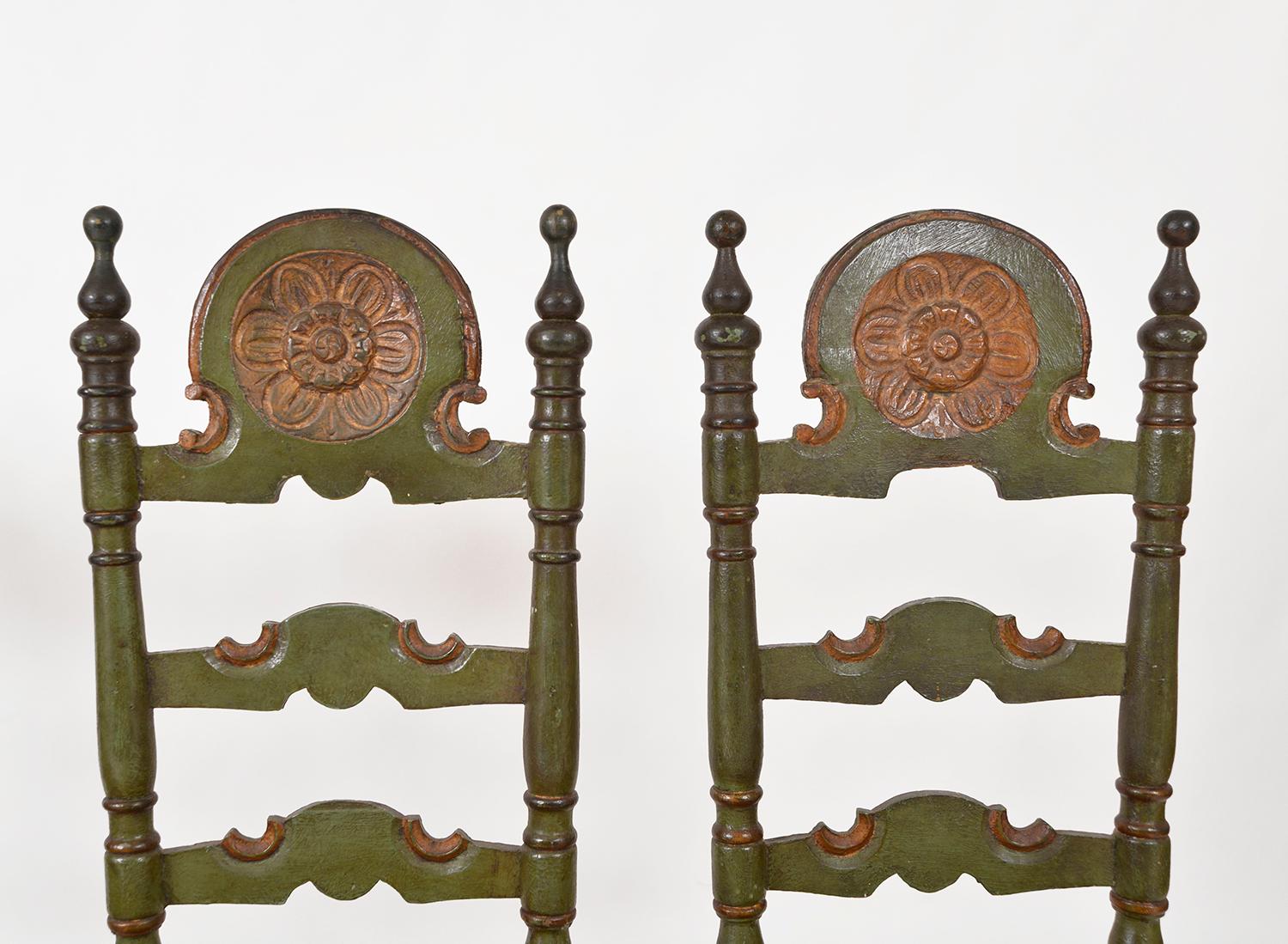 Antikes Set aus 4 spanischen polychromen Esszimmerstühlen, vergoldetes Holz, grün bemalt, Volkskunst im Angebot 11