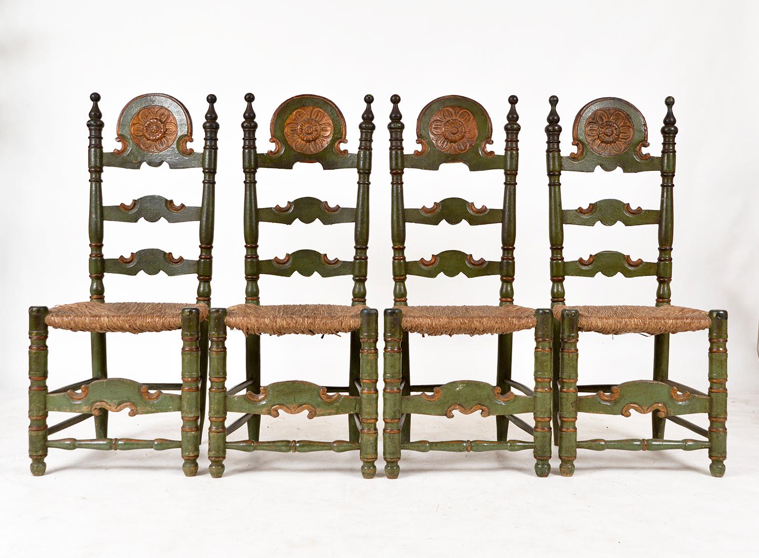 Ein atemberaubender Satz von vier andalusischen Stühlen mit Leiterrücken in originalem Polychromie-Dunkelgrün und Altgold mit Binsen-Sitzen - eine atemberaubende Farbkombination mit einer höchst ansprechenden Patina. Jeder Stuhl hat eine hübsche