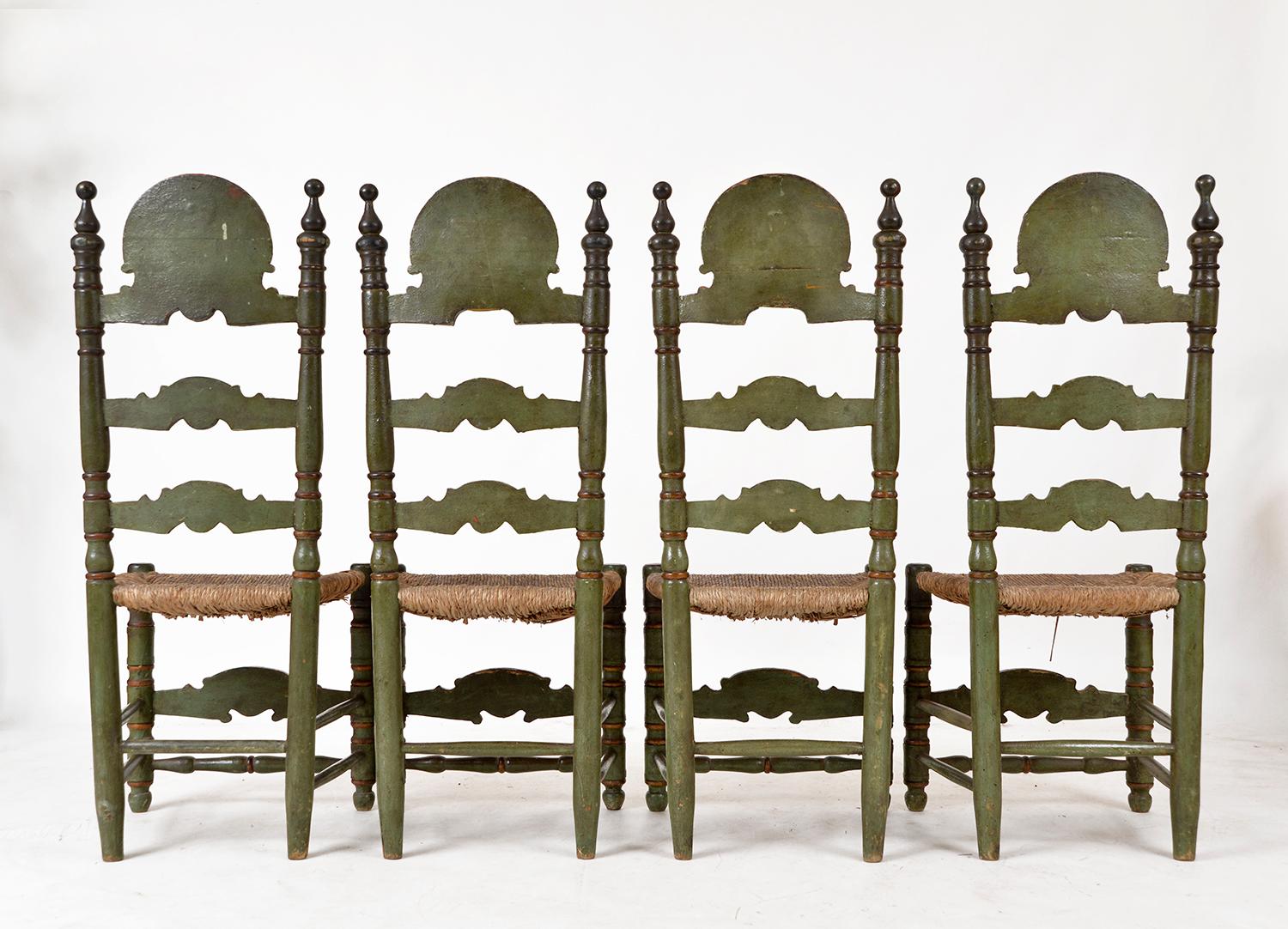 Antikes Set aus 4 spanischen polychromen Esszimmerstühlen, vergoldetes Holz, grün bemalt, Volkskunst (Handgewebt) im Angebot
