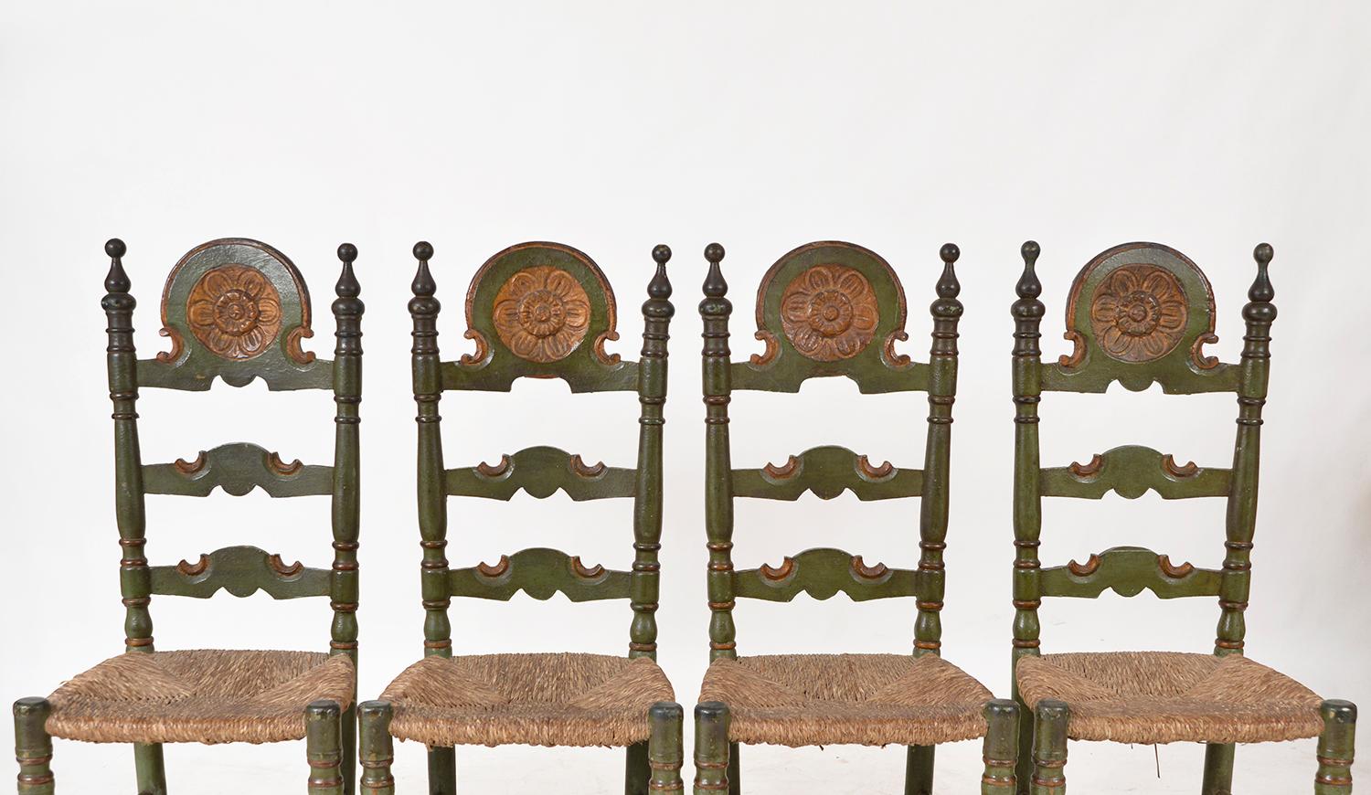 Tissé à la main Ensemble ancien de 4 chaises de salle à manger espagnoles polychromes en bois doré peint en vert - Art populaire espagnol en vente