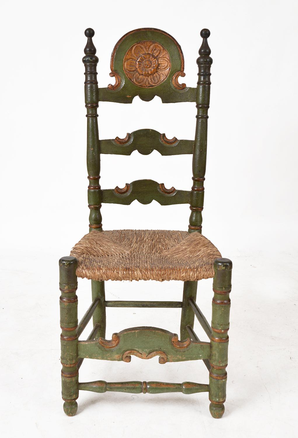 Antikes Set aus 4 spanischen polychromen Esszimmerstühlen, vergoldetes Holz, grün bemalt, Volkskunst (Binse) im Angebot