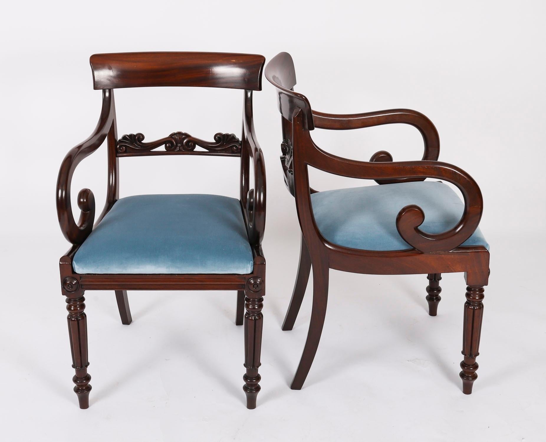 Il s'agit d'un fantastique ensemble anglais de huit chaises de salle à manger anciennes de style William IV, datant d'environ 1830.

L'ensemble comprend six chaises d'appoint et une paire de fauteuils dont les sièges ont été retapissés dans un