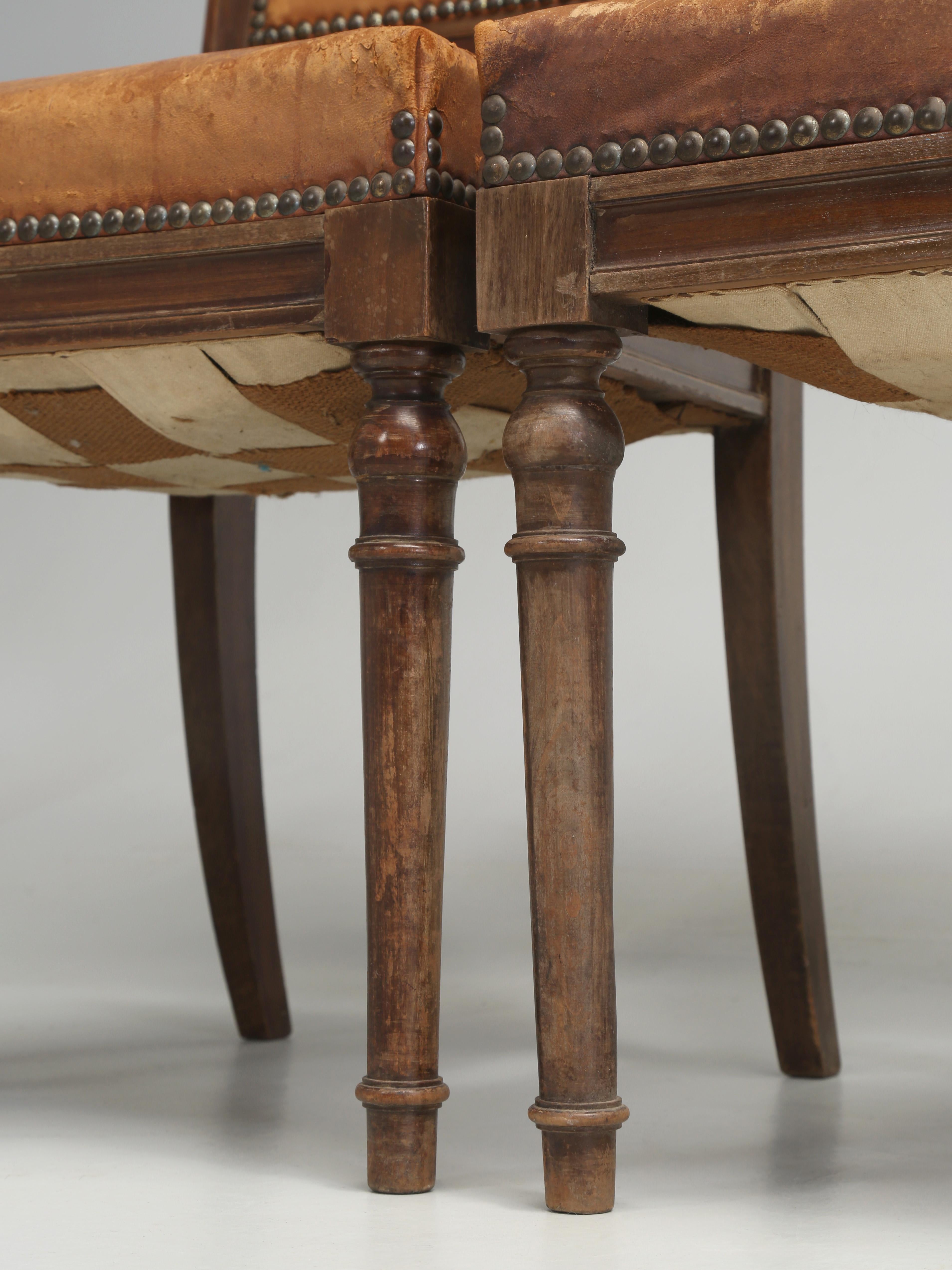 Ensemble ancien (8) chaises de salle à manger françaises de style Louis XVI en cuir ancien non restauré  en vente 3