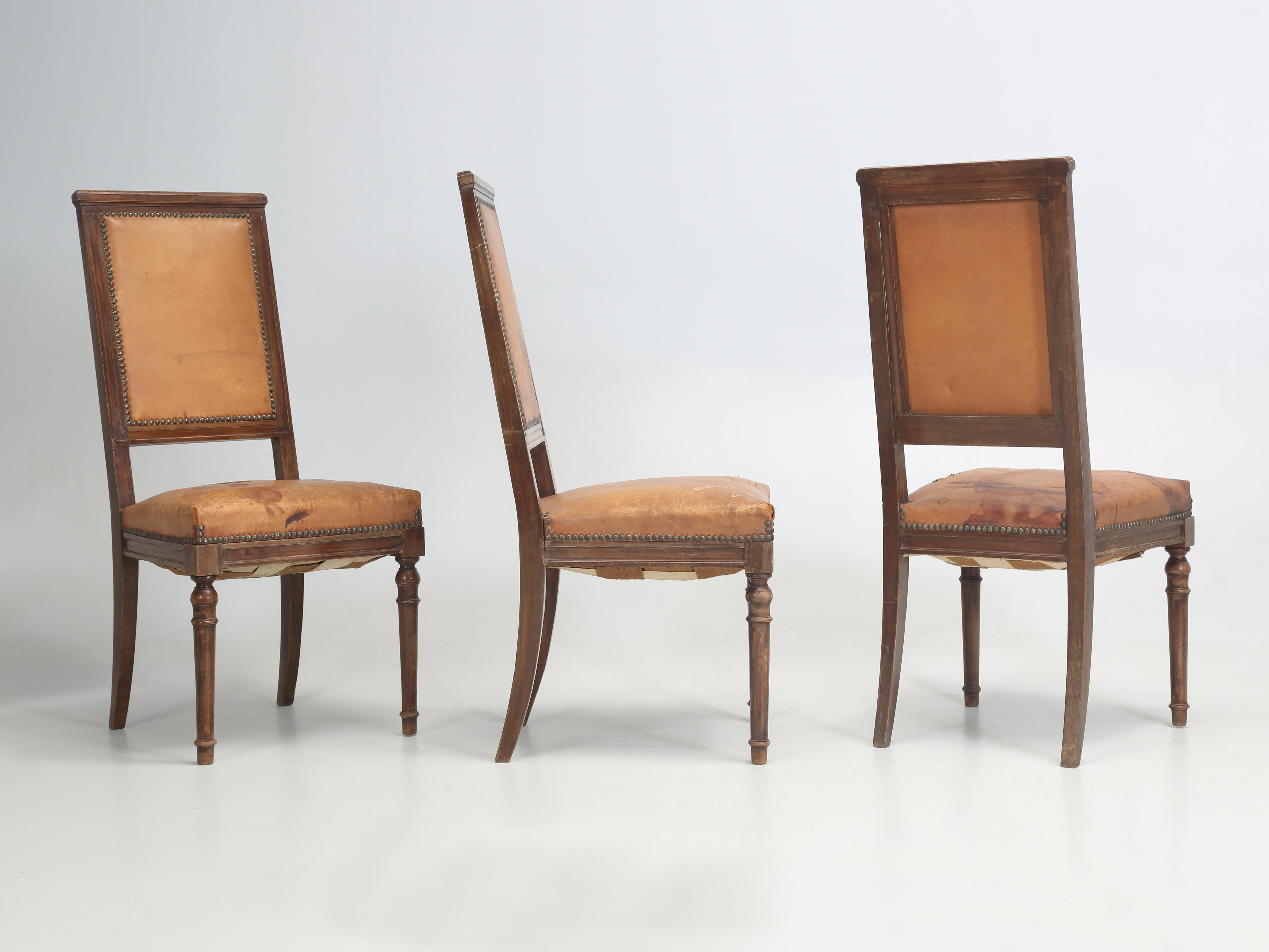Ensemble ancien (8) chaises de salle à manger françaises de style Louis XVI en cuir ancien non restauré  en vente 4