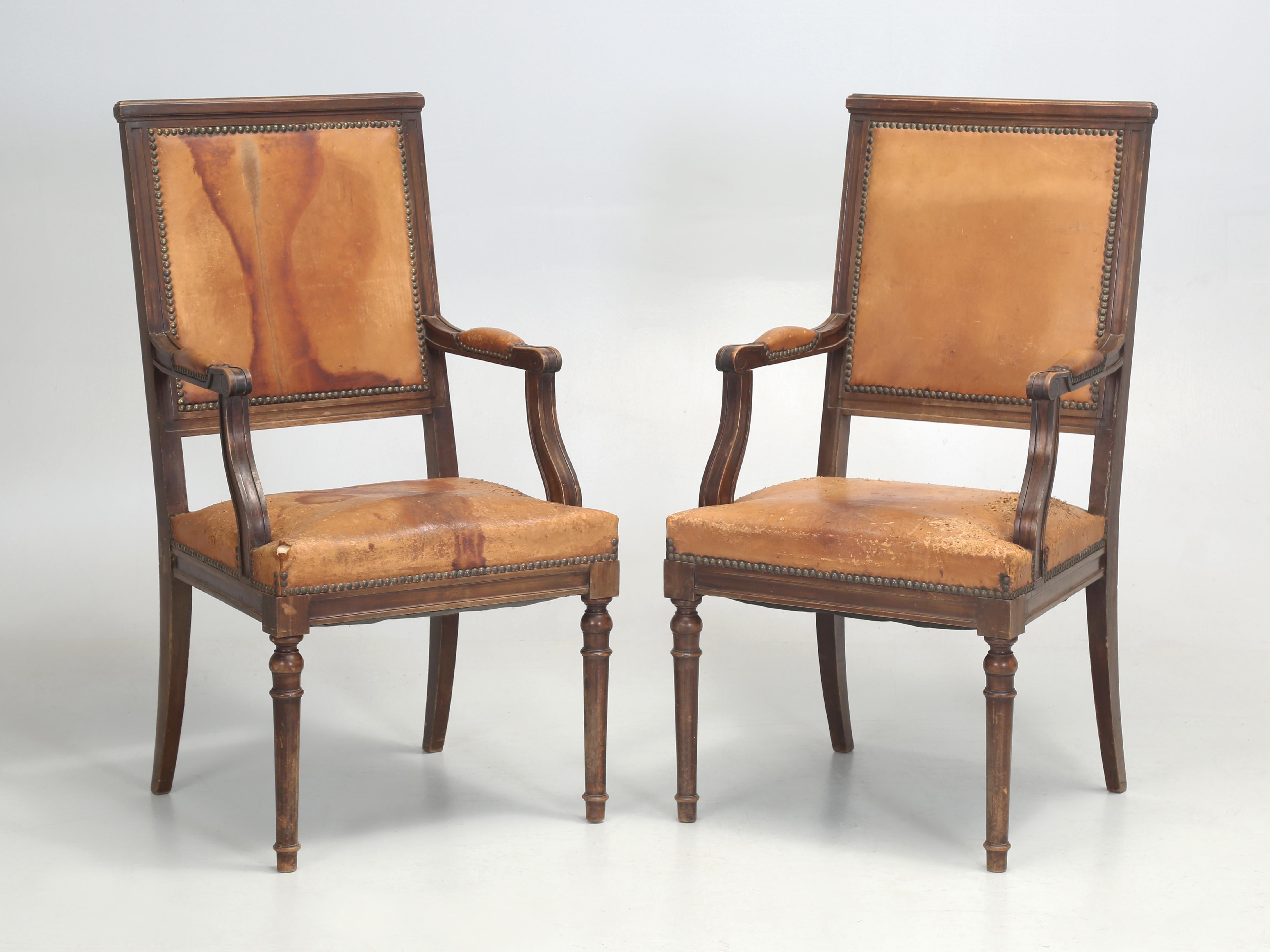 Ensemble ancien (8) chaises de salle à manger françaises de style Louis XVI en cuir ancien non restauré  en vente 5