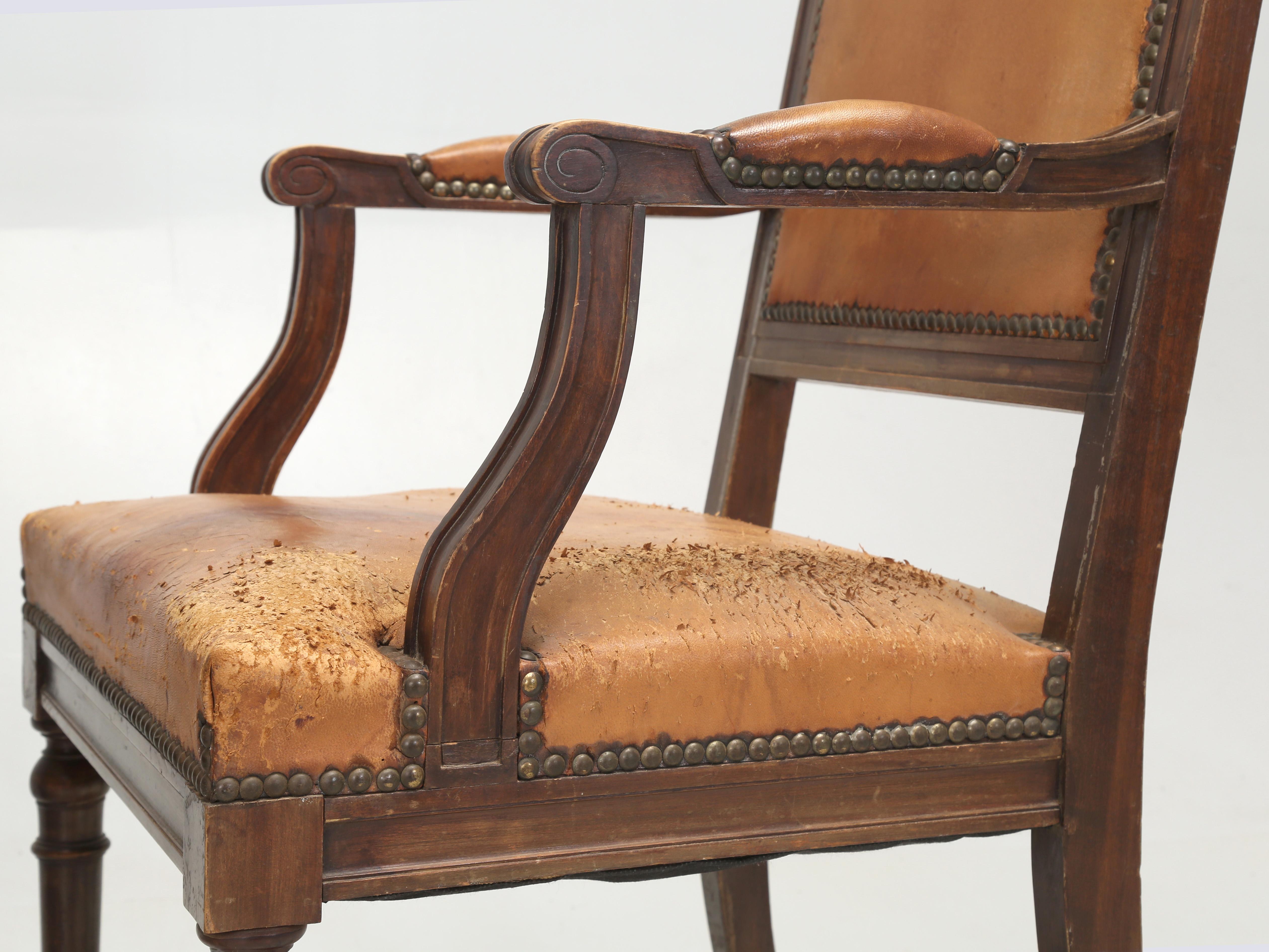 Ensemble ancien (8) chaises de salle à manger françaises de style Louis XVI en cuir ancien non restauré  en vente 7