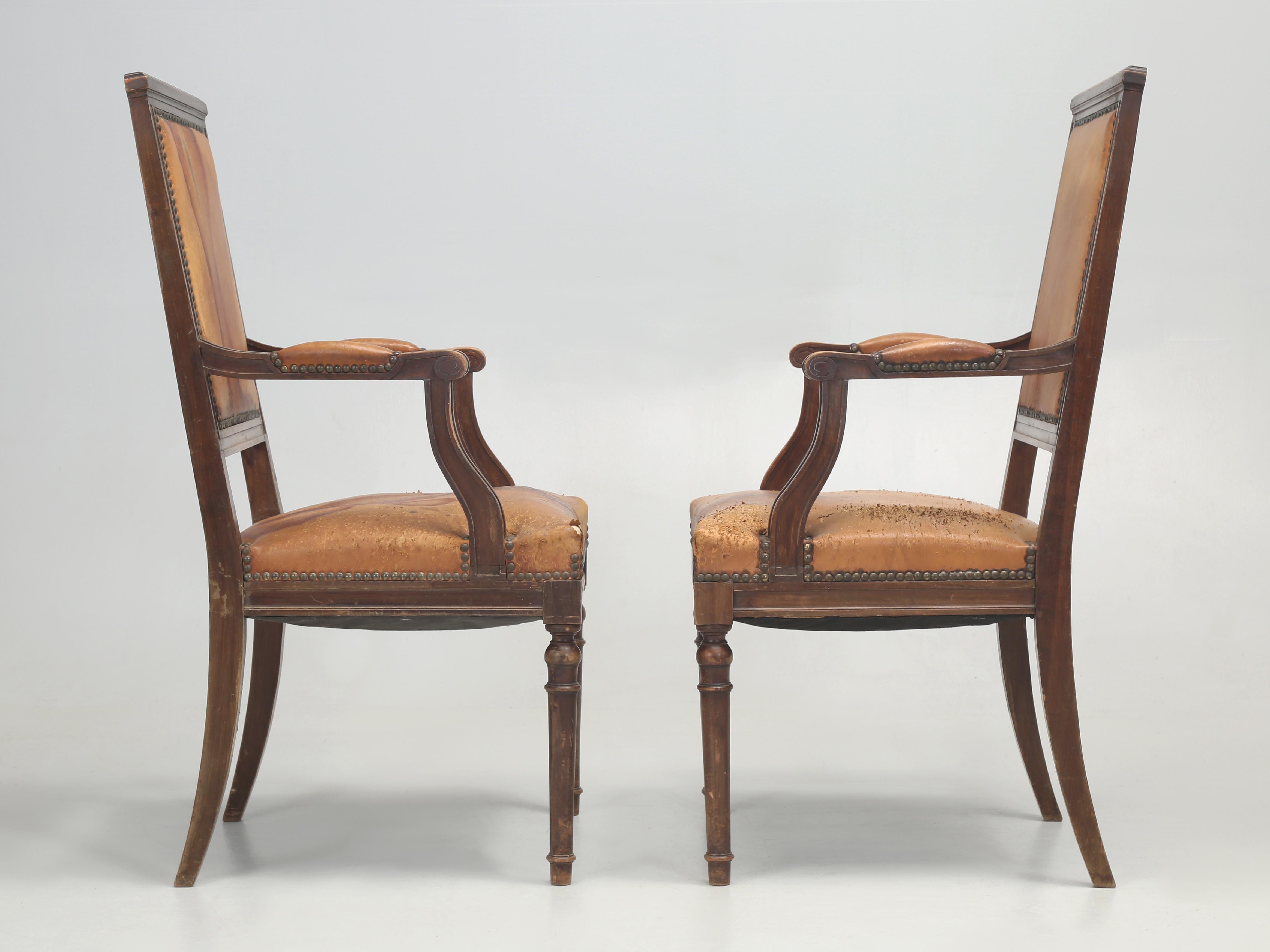 Ensemble ancien (8) chaises de salle à manger françaises de style Louis XVI en cuir ancien non restauré  en vente 8