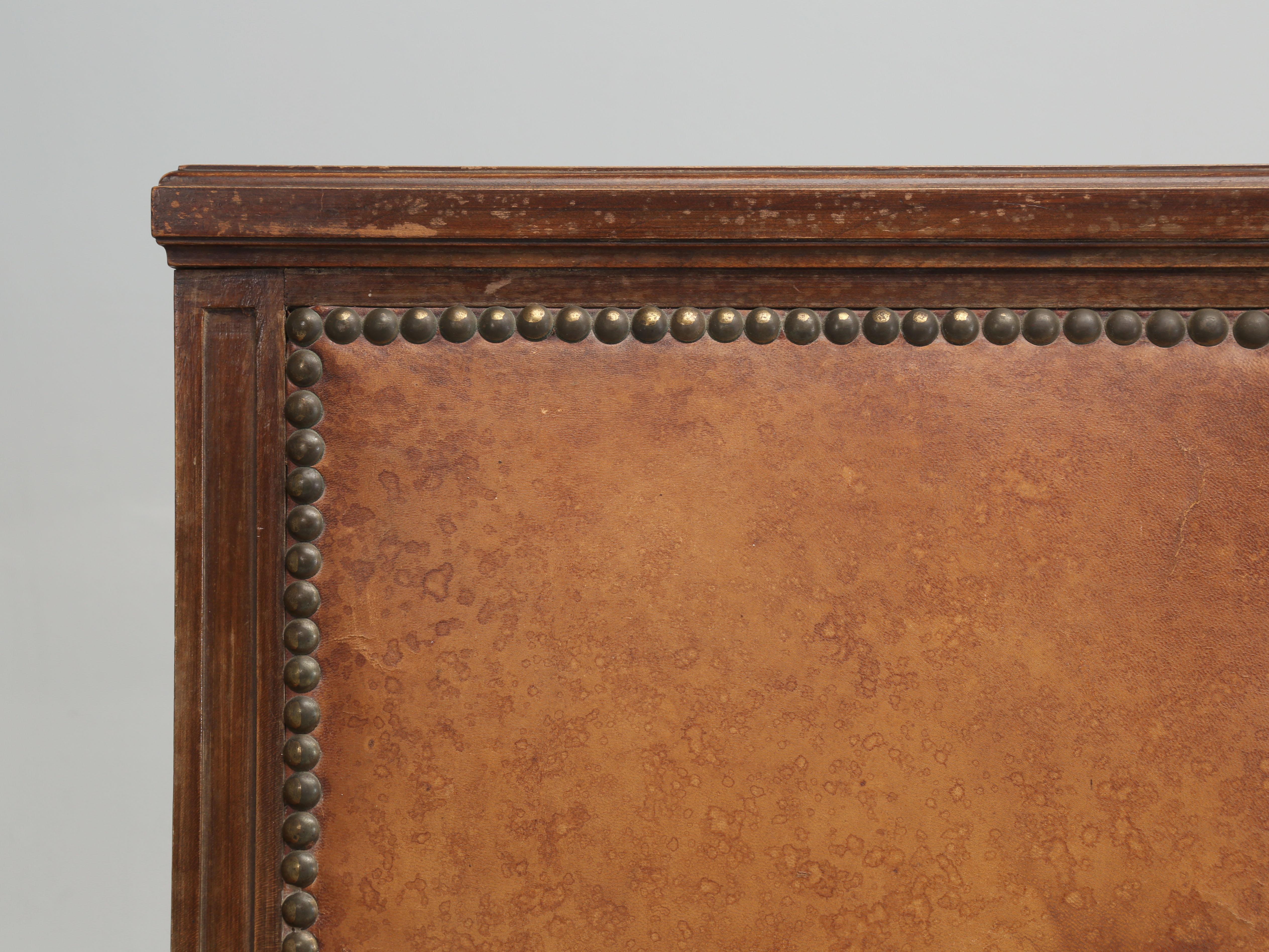 Fait main Ensemble ancien (8) chaises de salle à manger françaises de style Louis XVI en cuir ancien non restauré  en vente