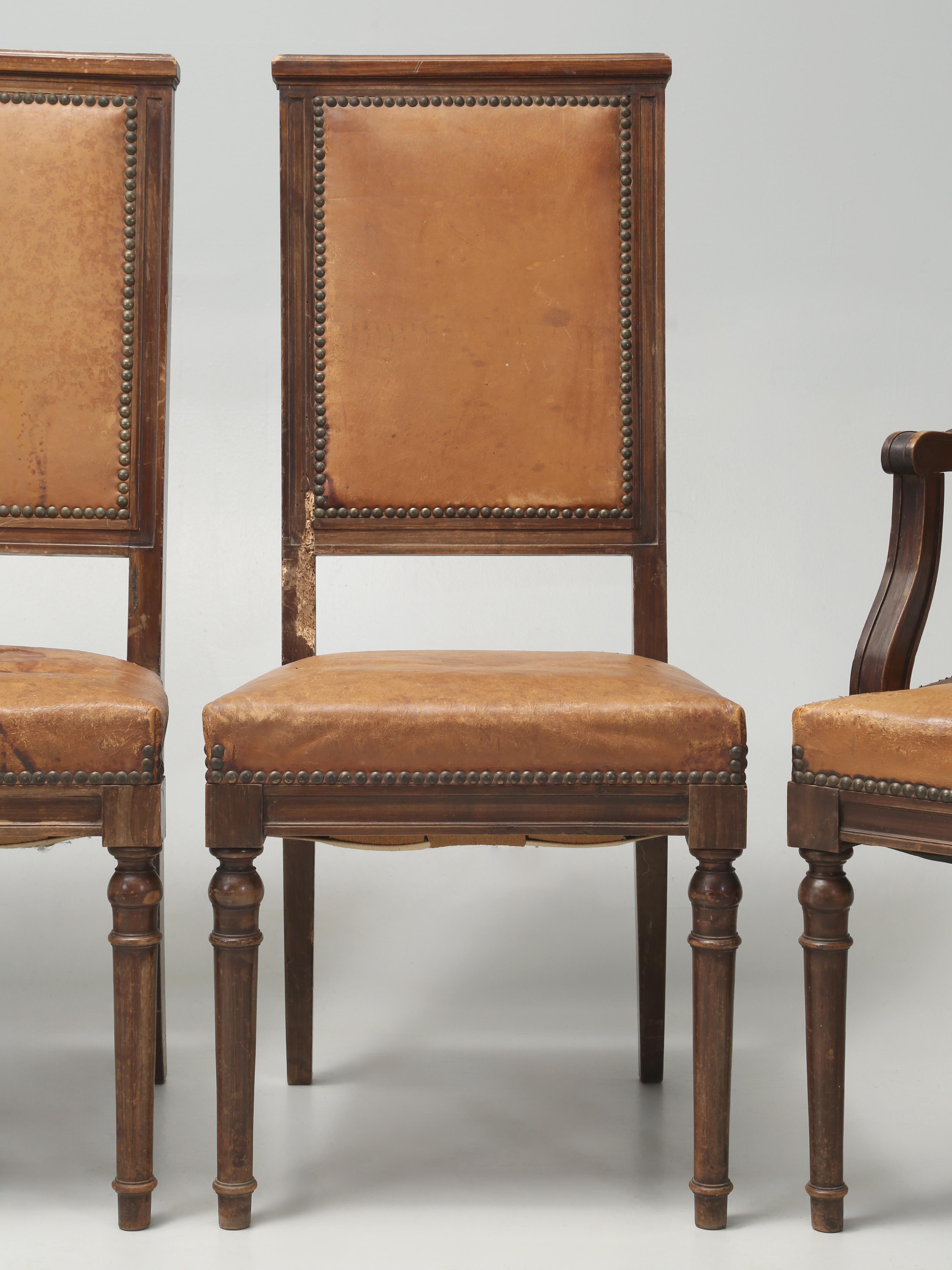 Antikes Set (8) Französische Esszimmerstühle im Louis-XVI.-Stil aus altem Leder, unrestauriert  im Zustand „Relativ gut“ im Angebot in Chicago, IL