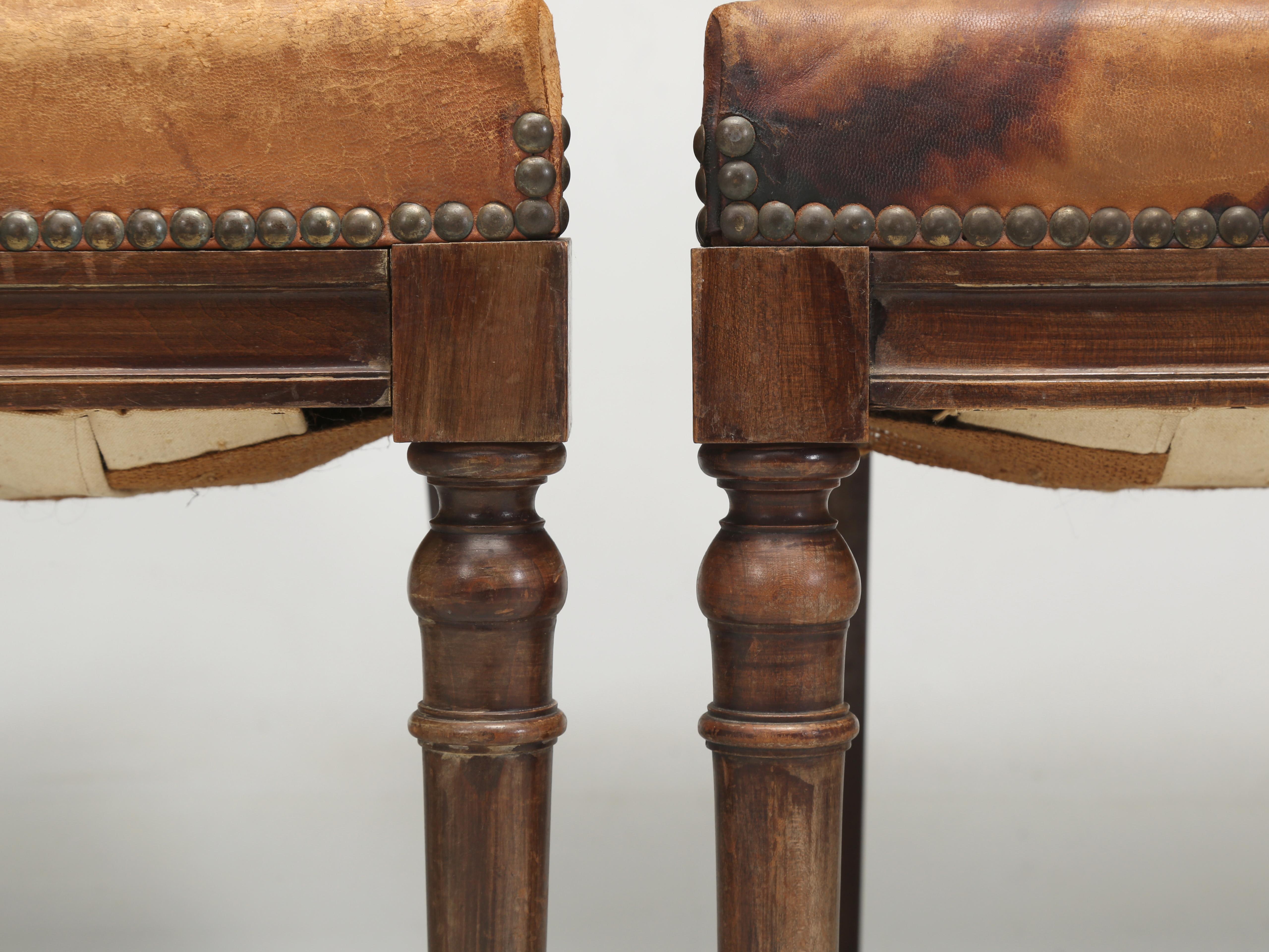 Ensemble ancien (8) chaises de salle à manger françaises de style Louis XVI en cuir ancien non restauré  en vente 2