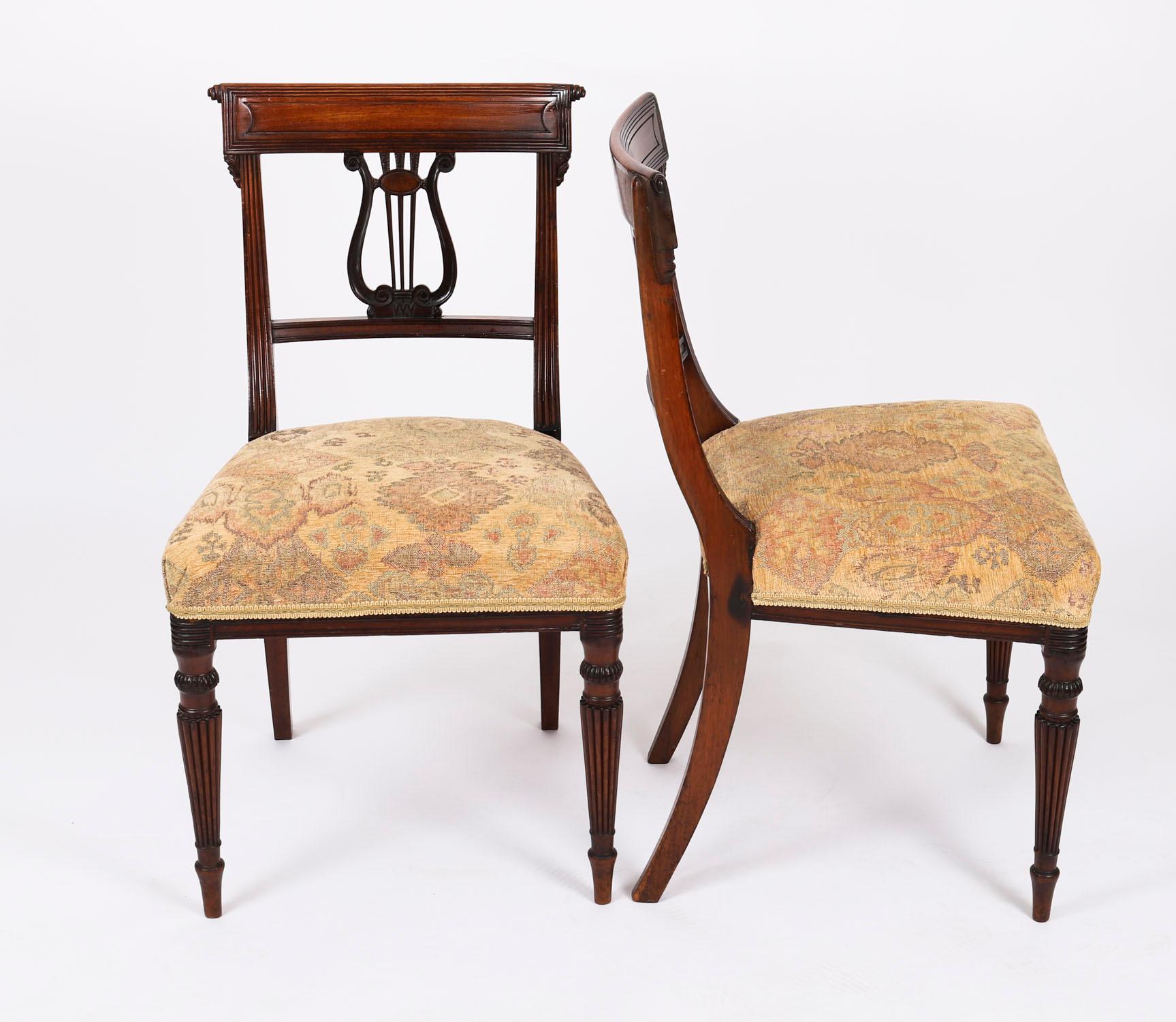 Un favoloso set di otto sedie da pranzo del periodo Regency, scozzesi, in mogano di Giorgio III, datate CIRCA 1820.

Il set comprende otto sedie laterali. Le guide superiori rettangolari intagliate a volute e modellate a lamelle sopra stecche a lira