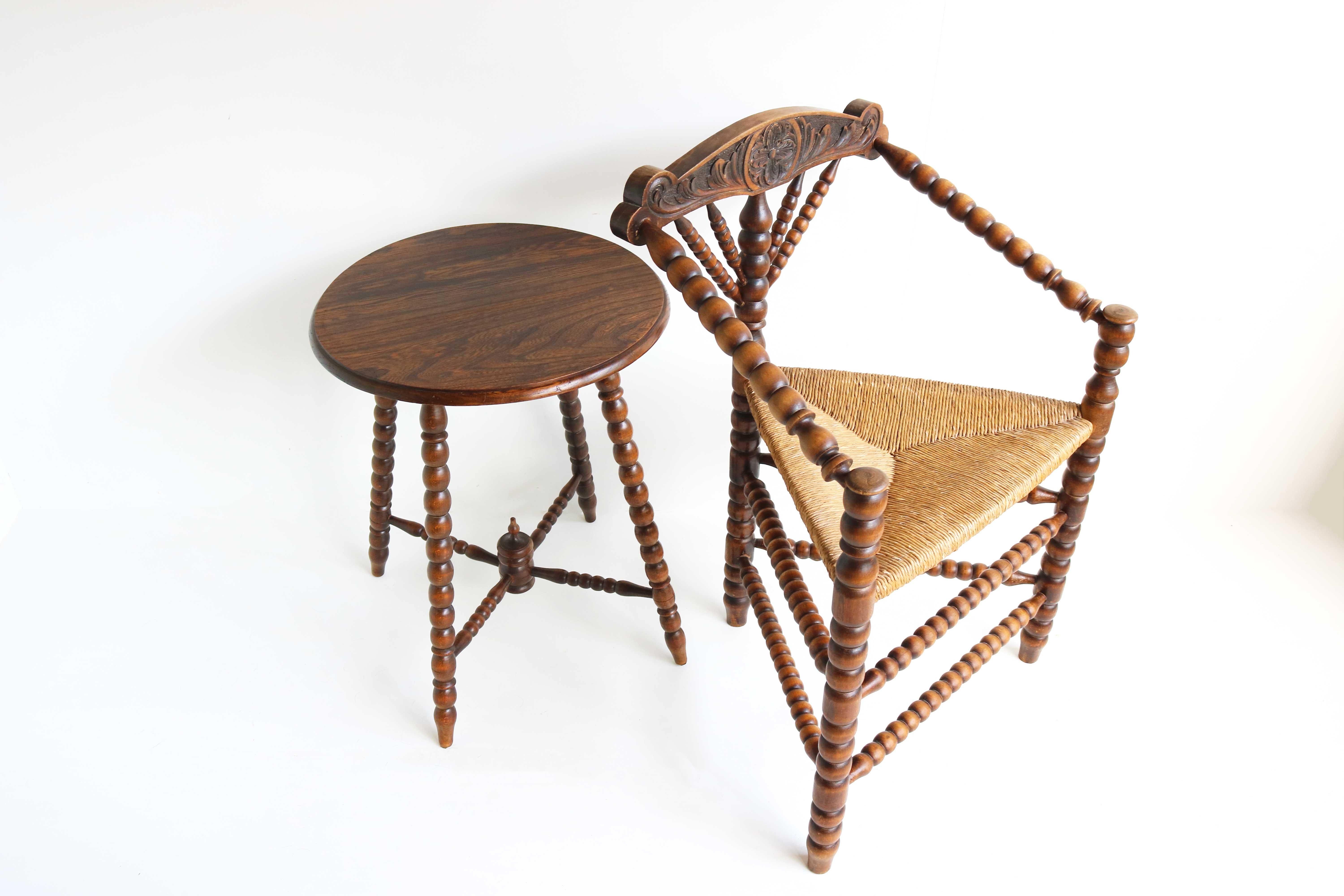Osier Ensemble ancien, chaise d'angle triangulaire hollandaise en jonc avec table d'appoint en vente