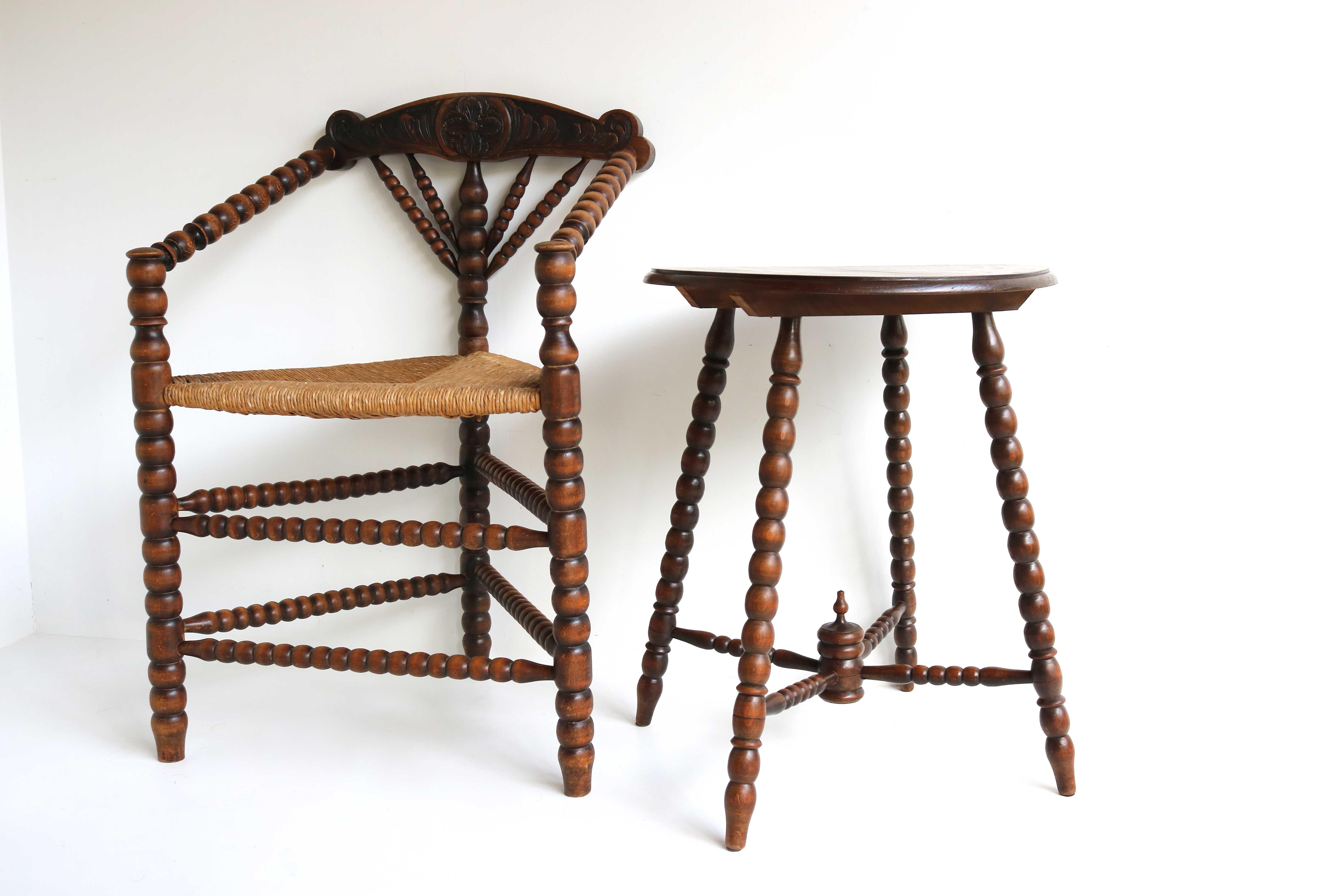 Ensemble ancien, chaise d'angle triangulaire hollandaise en jonc avec table d'appoint en vente 2