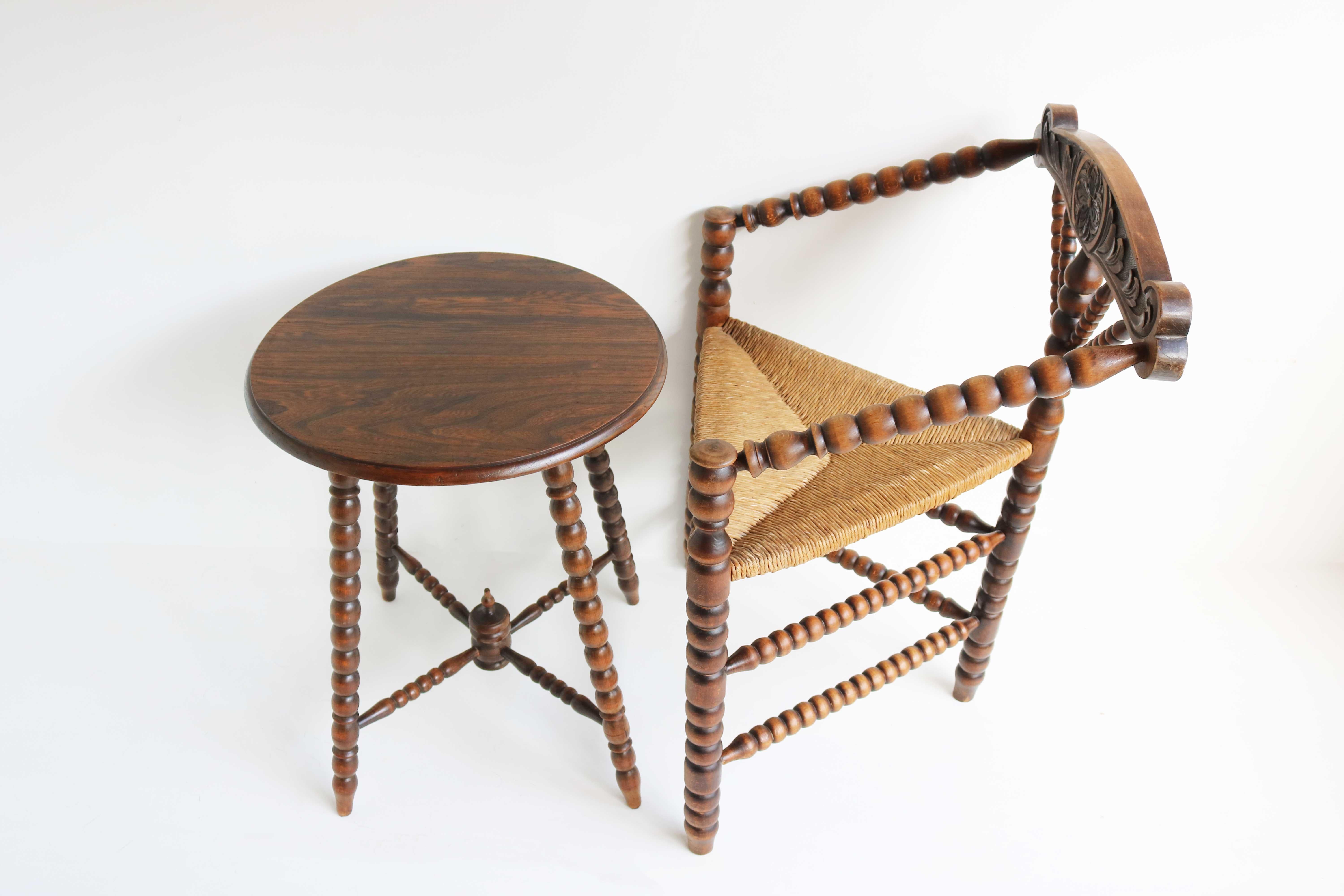 Néerlandais Ensemble ancien, chaise d'angle triangulaire hollandaise en jonc avec table d'appoint en vente