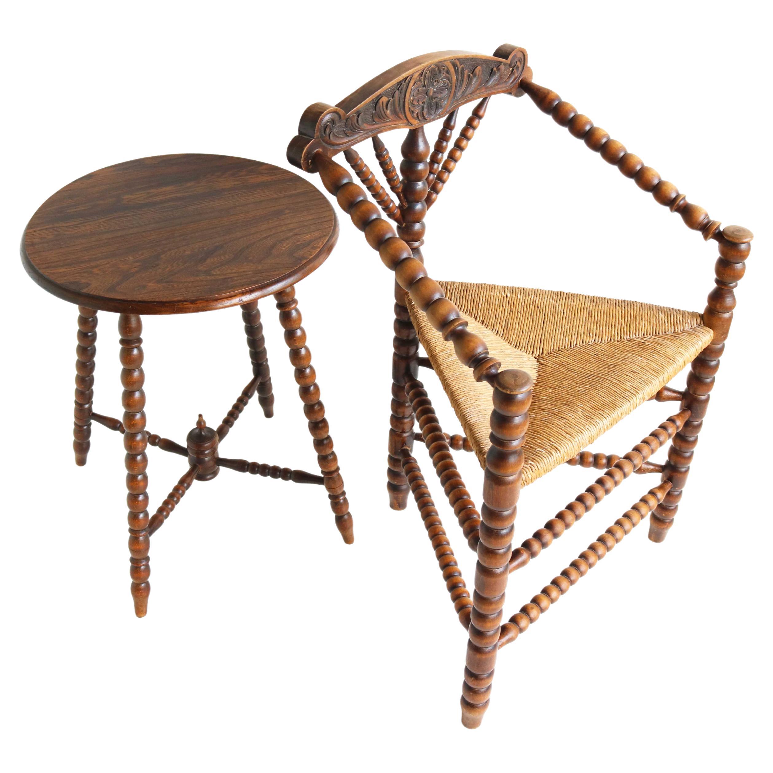 Ensemble ancien, chaise d'angle triangulaire hollandaise en jonc avec table d'appoint en vente
