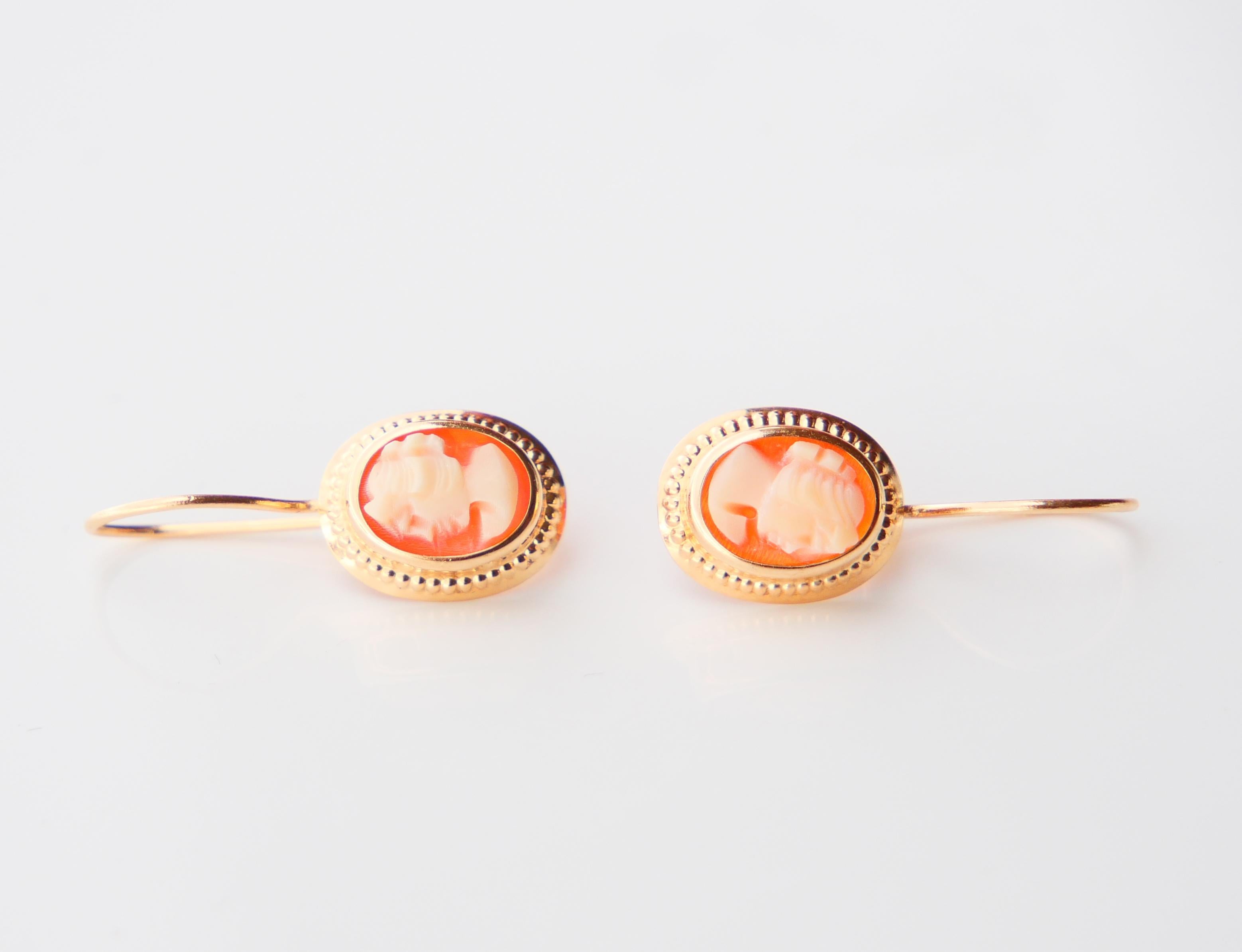 Set di orecchini europei abbinati e anello abbinato in 18 carati massiccio risalente agli anni '30 - '50 circa.  che mostra piccoli  cammei in conchiglia intagliati a mano con i ritratti di tre diverse ragazze.

Entrambi presentano marchi