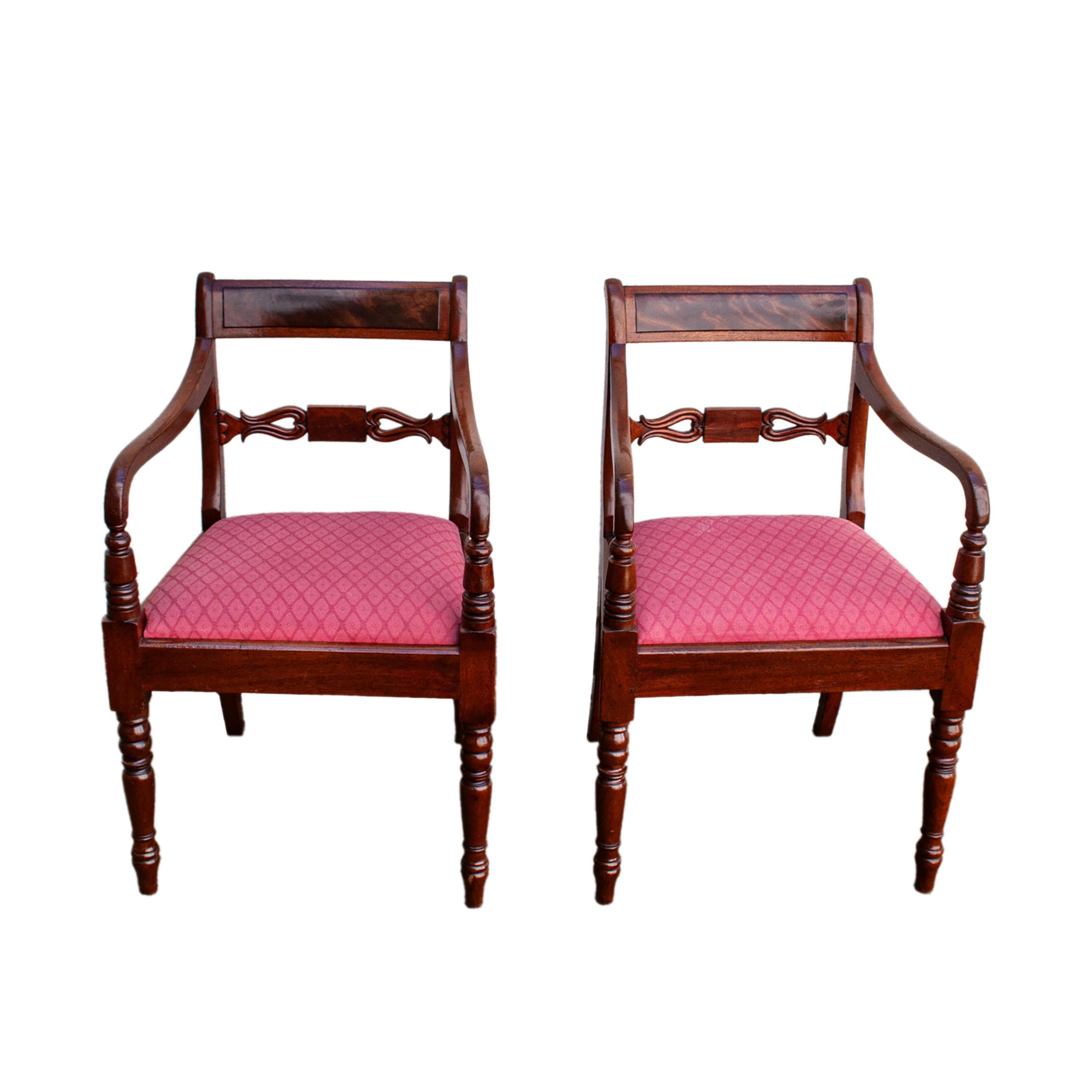 Ensemble ancien de huit chaises de salle à manger de style Régence géorgienne en acajou flammé 1820 en vente 2