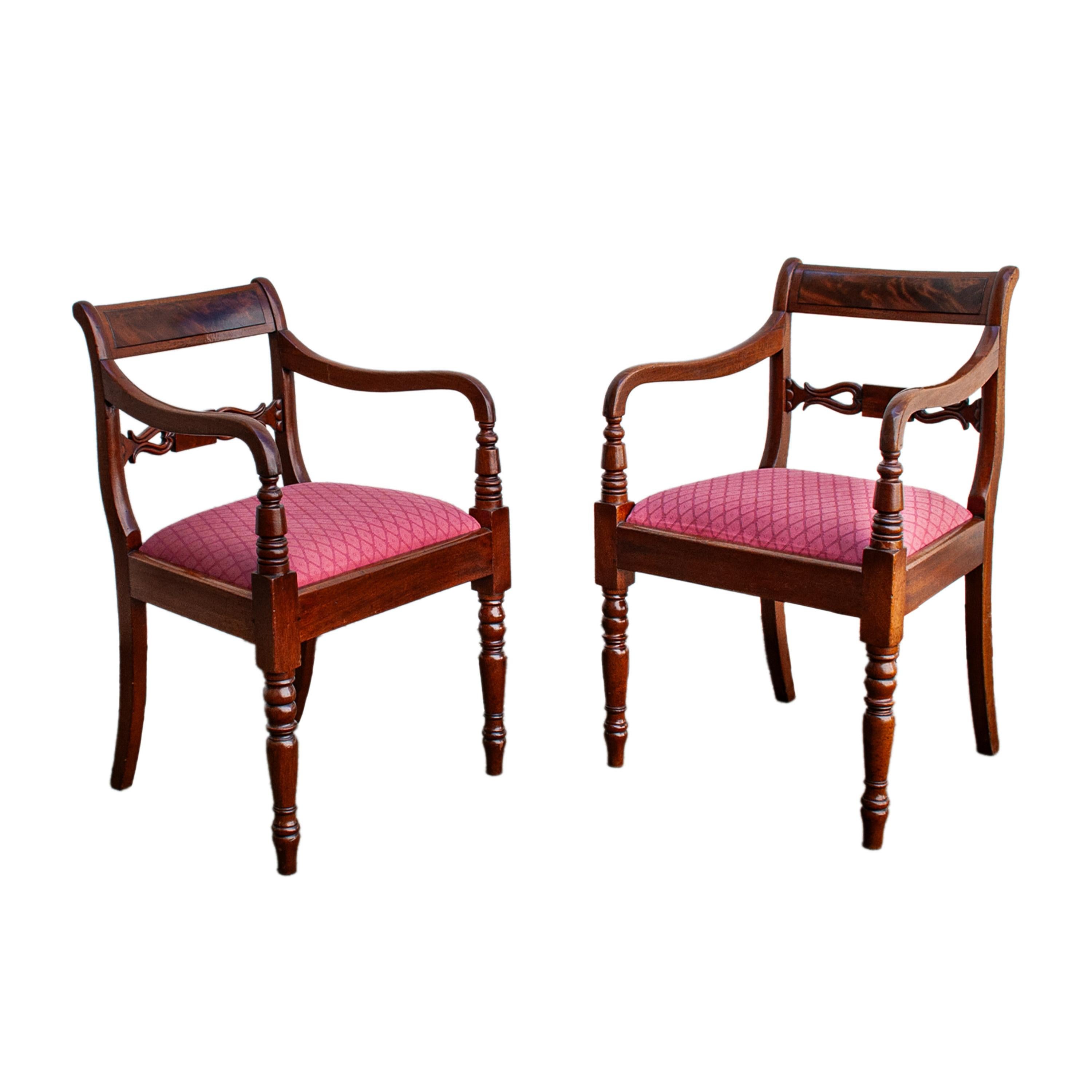 Ensemble ancien de huit chaises de salle à manger de style Régence géorgienne en acajou flammé 1820 en vente 3