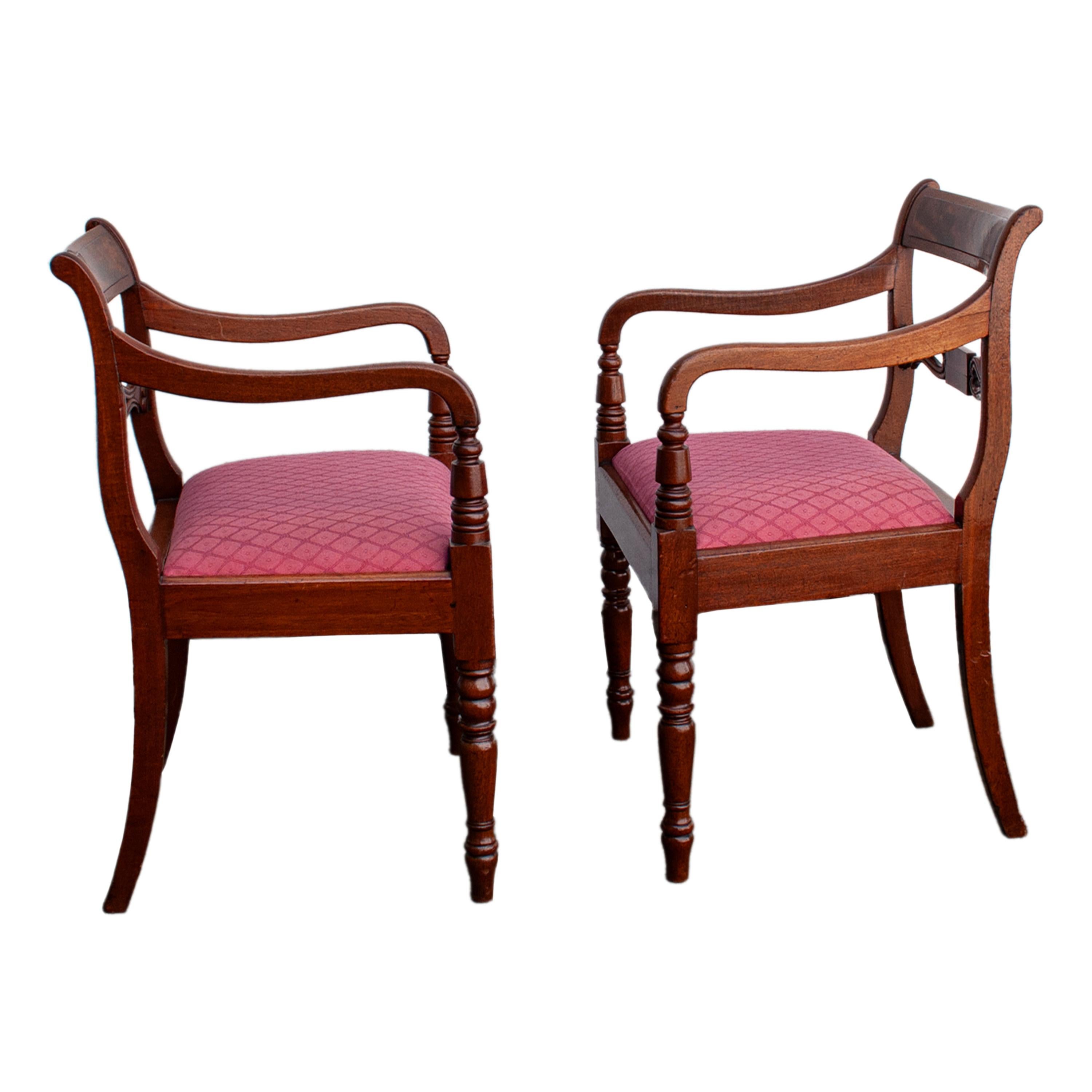 Ensemble ancien de huit chaises de salle à manger de style Régence géorgienne en acajou flammé 1820 en vente 4