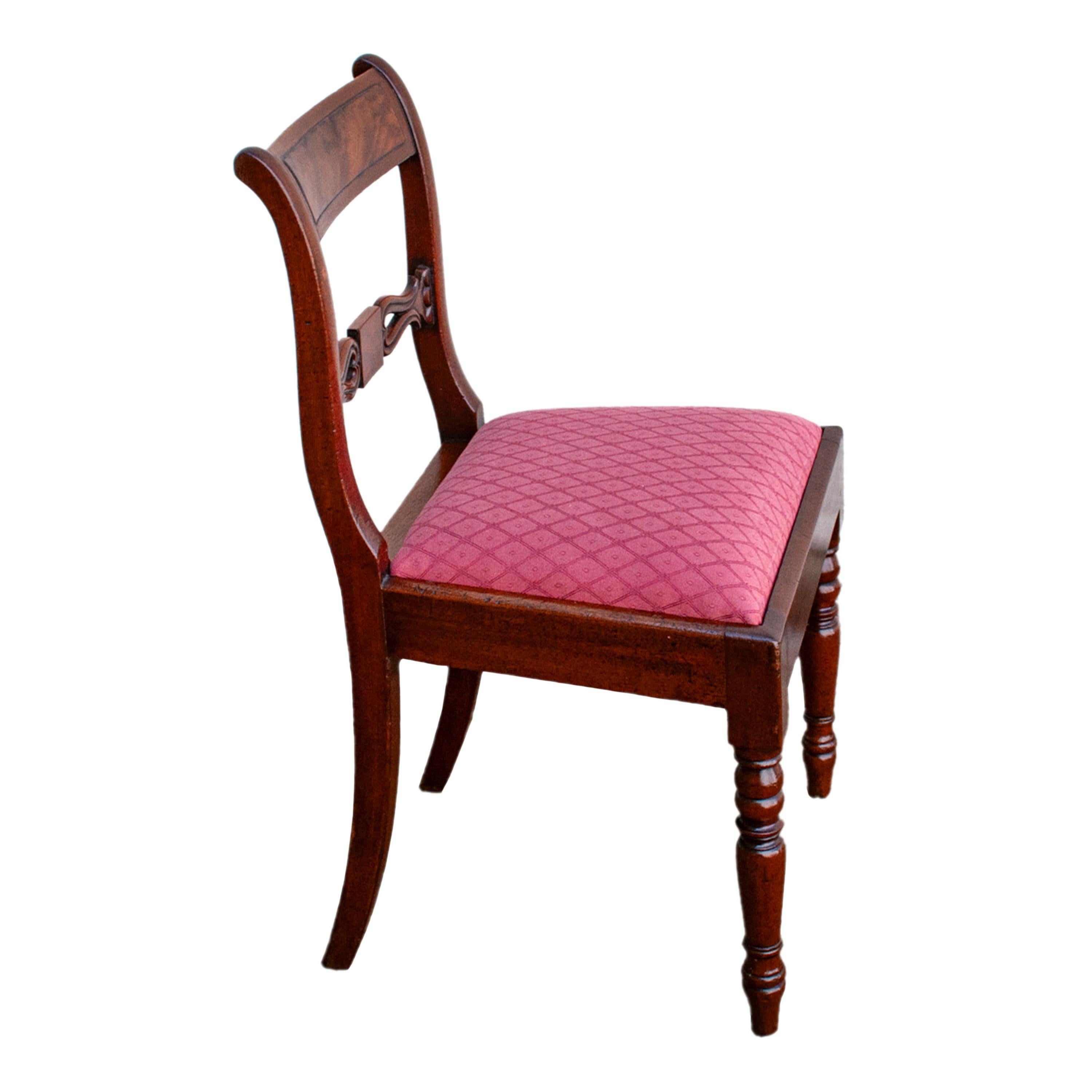 Ensemble ancien de huit chaises de salle à manger de style Régence géorgienne en acajou flammé 1820 en vente 8