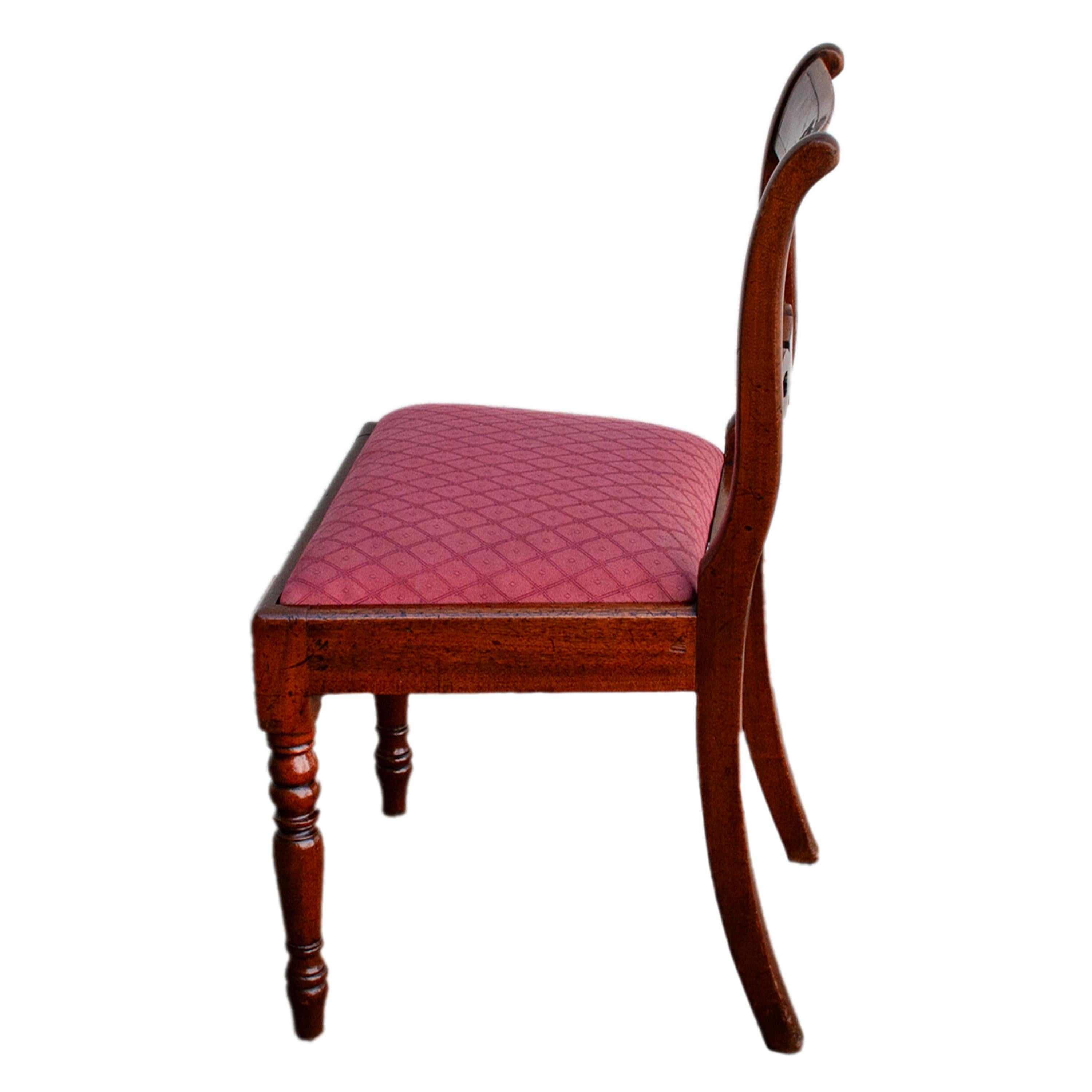 Ensemble ancien de huit chaises de salle à manger de style Régence géorgienne en acajou flammé 1820 en vente 10