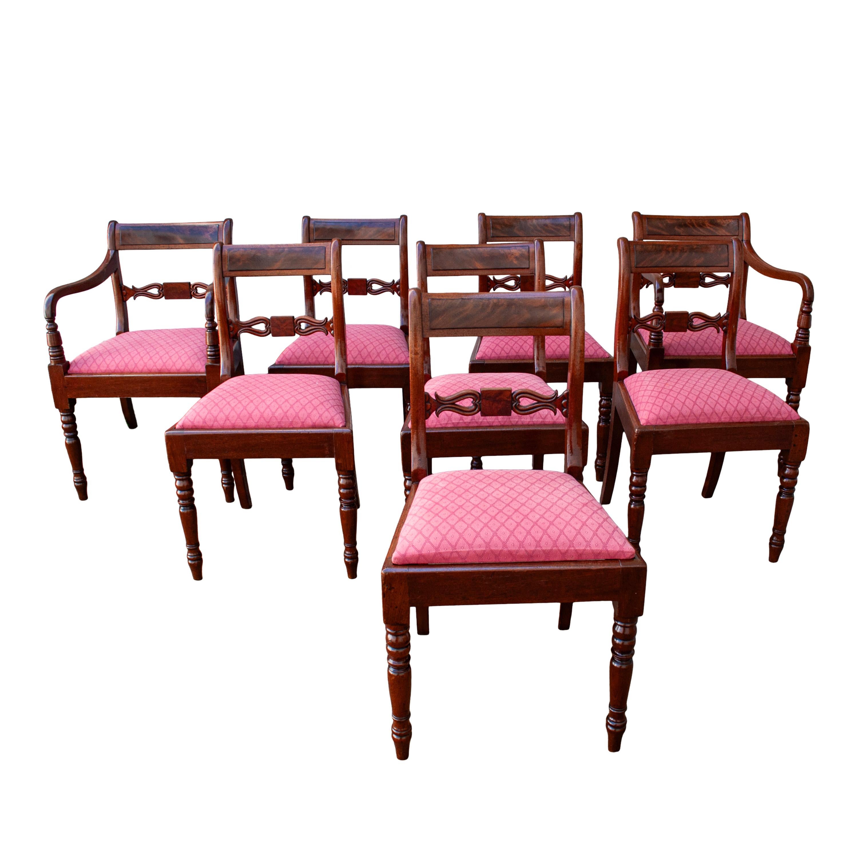 Ensemble ancien de huit chaises de salle à manger de style Régence géorgienne en acajou flammé 1820 en vente 11
