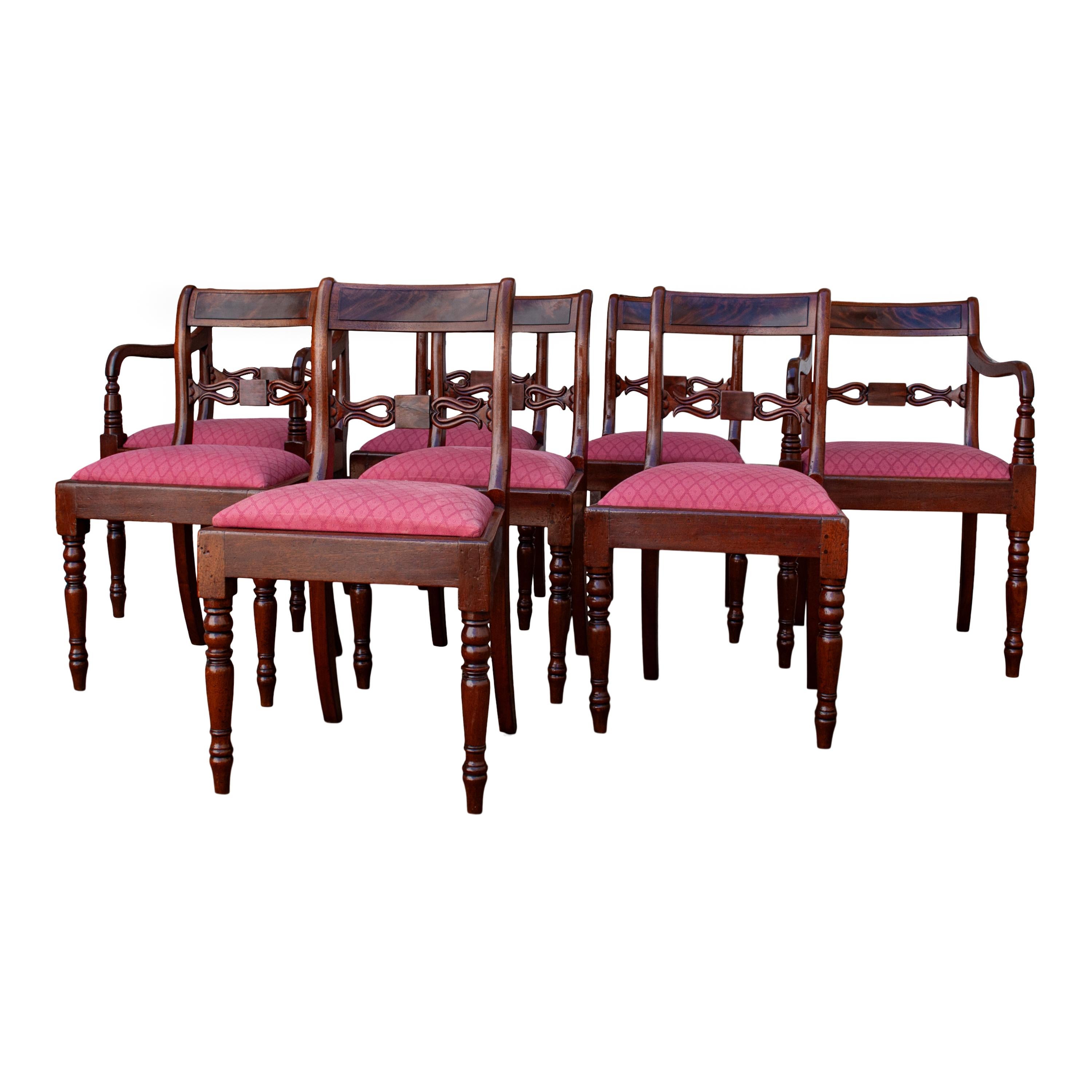 Un bel ensemble de huit chaises de salle à manger en acajou flammé d'époque géorgienne et régence, y compris deux fauteuils, vers 1820.
Ce très élégant ensemble de huit chaises de salle à manger Regency est fabriqué dans le plus bel acajou flammé,