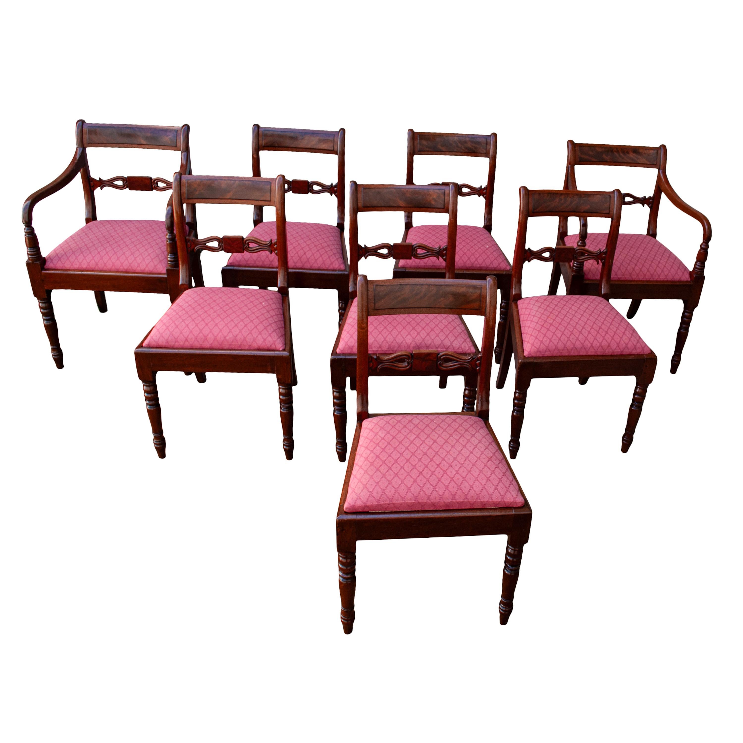 Georgien Ensemble ancien de huit chaises de salle à manger de style Régence géorgienne en acajou flammé 1820 en vente