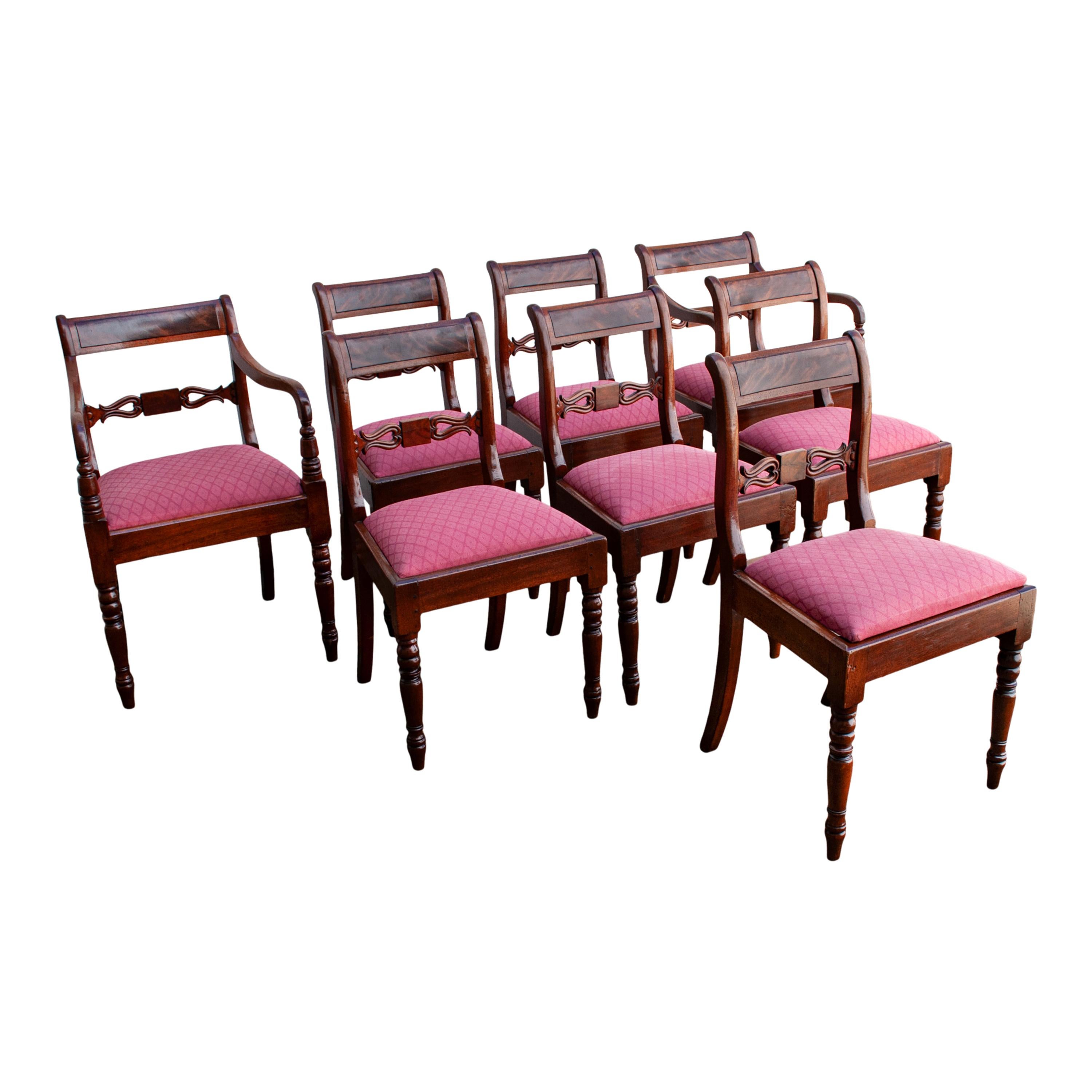 Sculpté Ensemble ancien de huit chaises de salle à manger de style Régence géorgienne en acajou flammé 1820 en vente