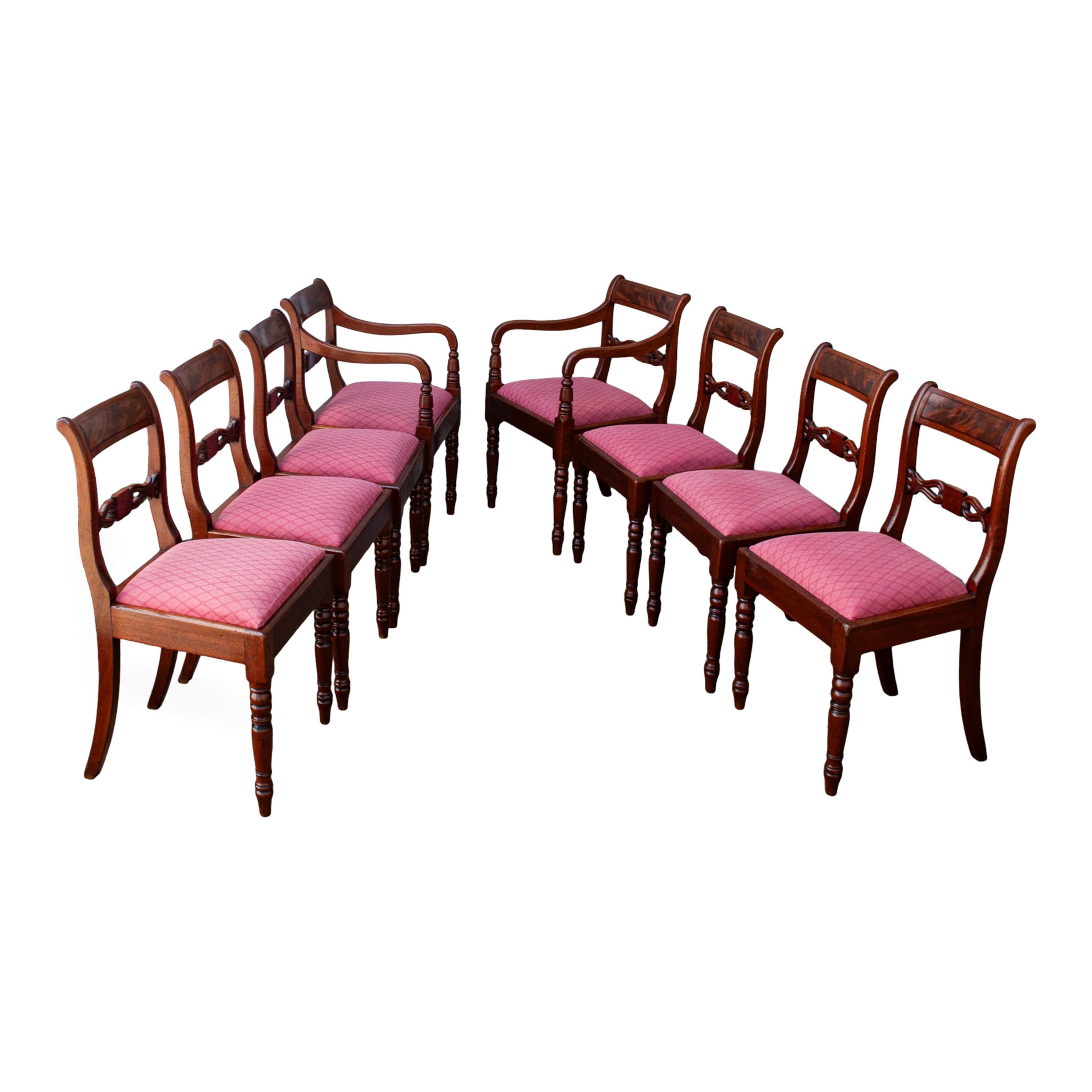 Début du XIXe siècle Ensemble ancien de huit chaises de salle à manger de style Régence géorgienne en acajou flammé 1820 en vente