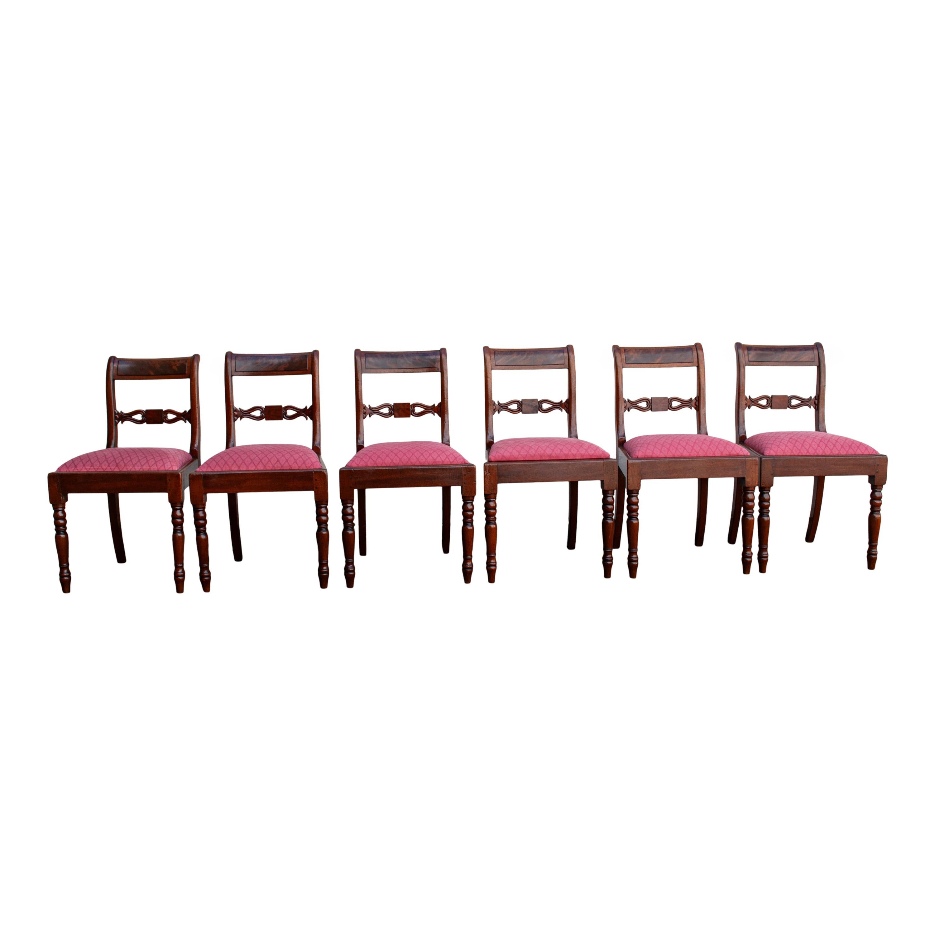 Tissu d'ameublement Ensemble ancien de huit chaises de salle à manger de style Régence géorgienne en acajou flammé 1820 en vente