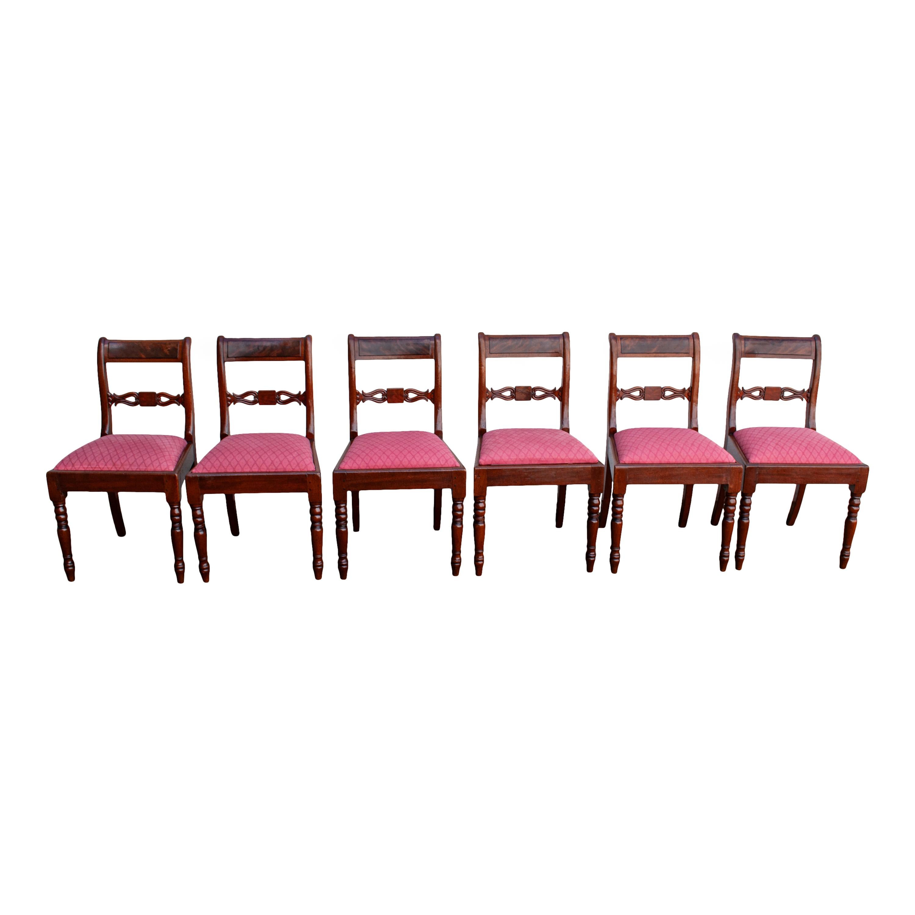 Ensemble ancien de huit chaises de salle à manger de style Régence géorgienne en acajou flammé 1820 en vente 1